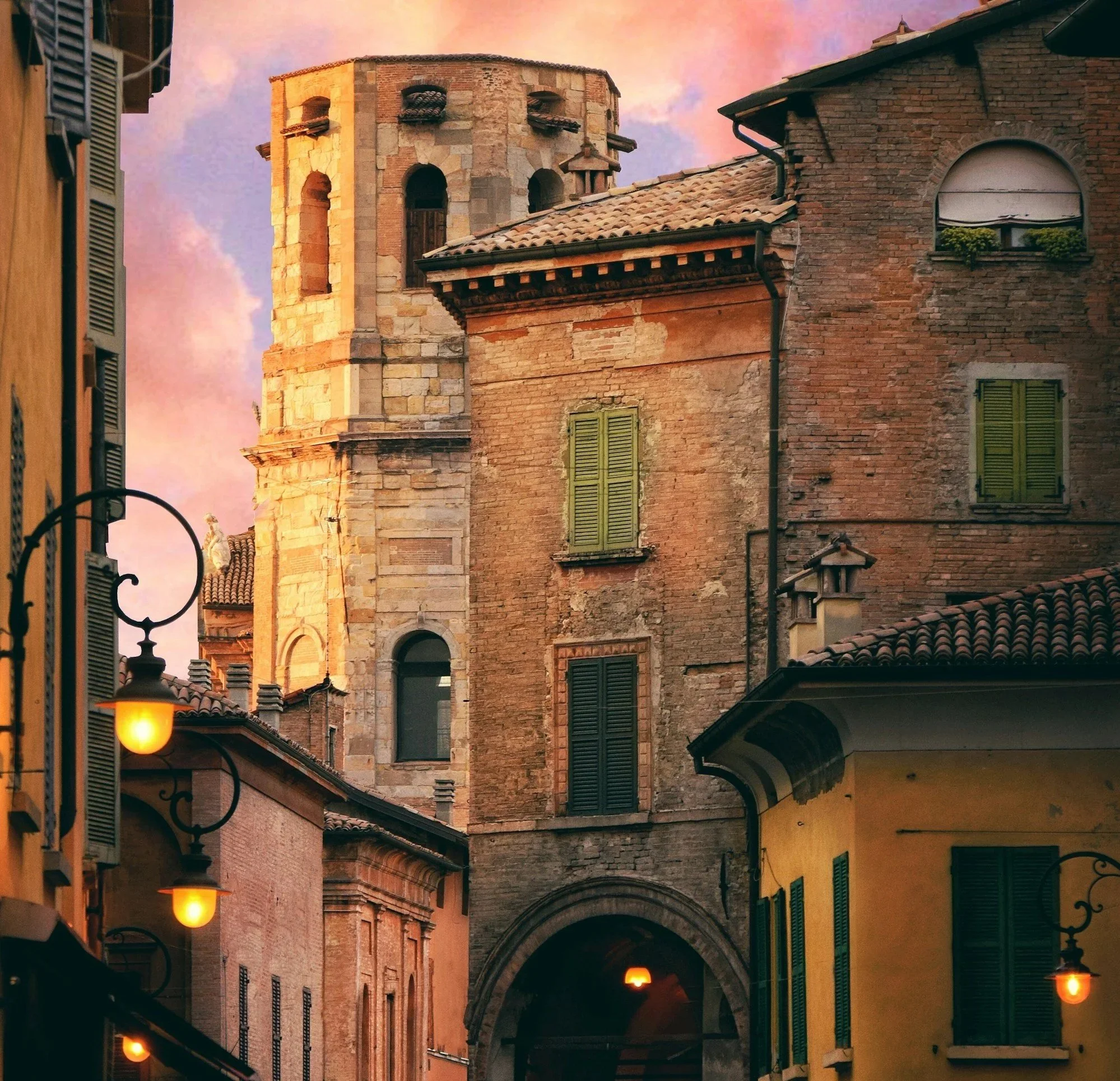 Case storiche e scorcio di Via San Carlo nel centro di Reggio Emilia