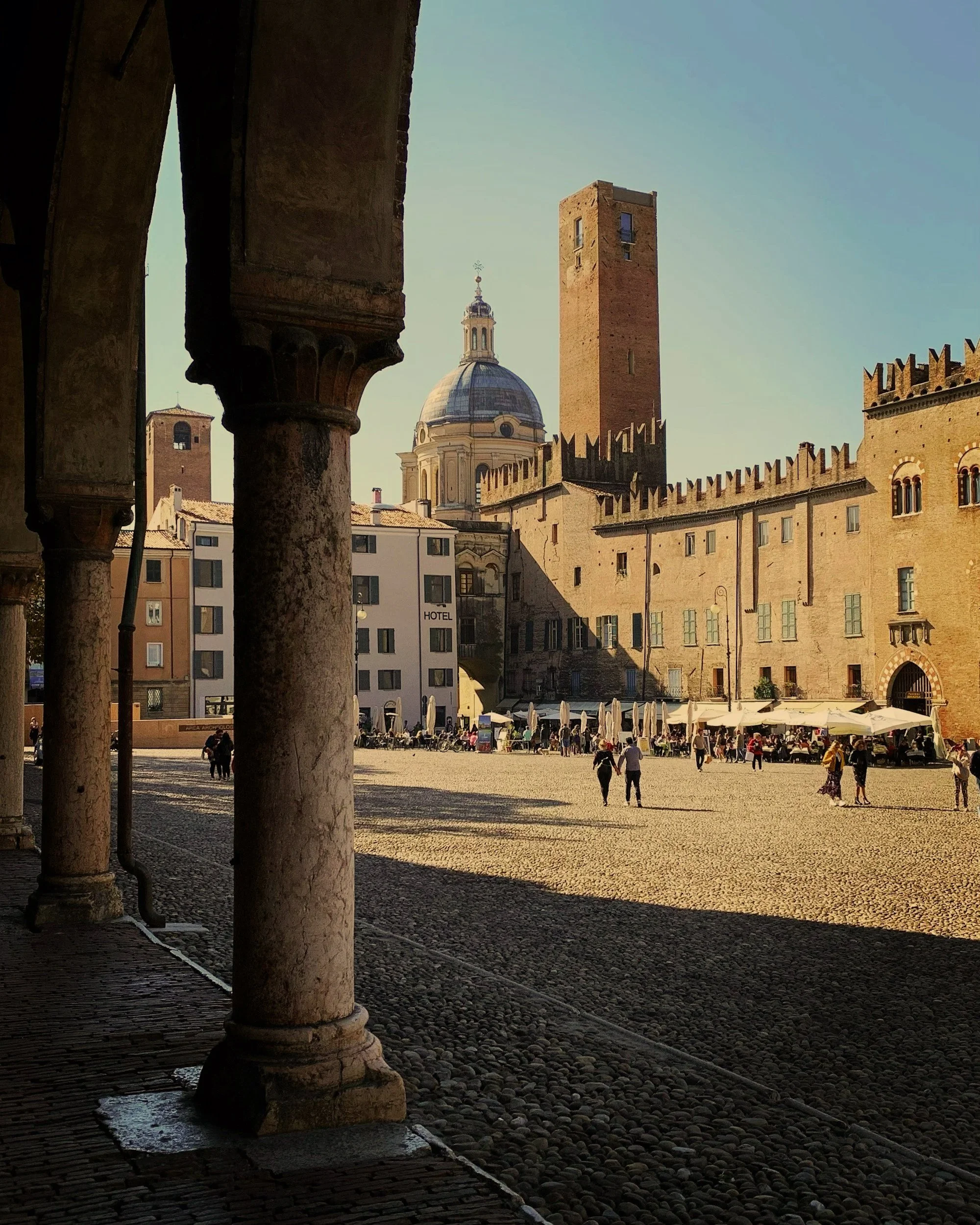 Veduta di Piazza Sordello nel centro storico di Mantova