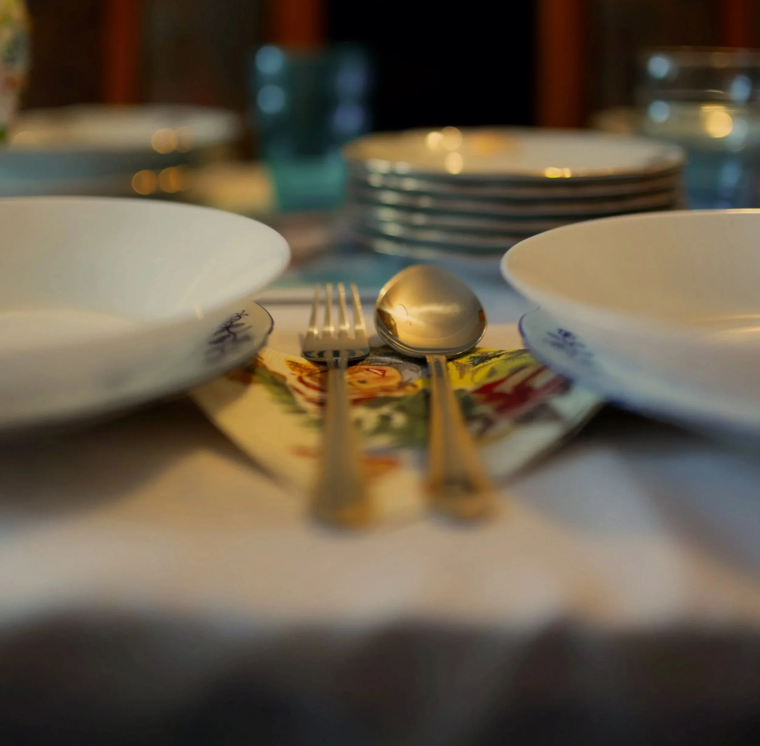 Tavola apparecchiata in stile emiliano con stoviglie tradizionali