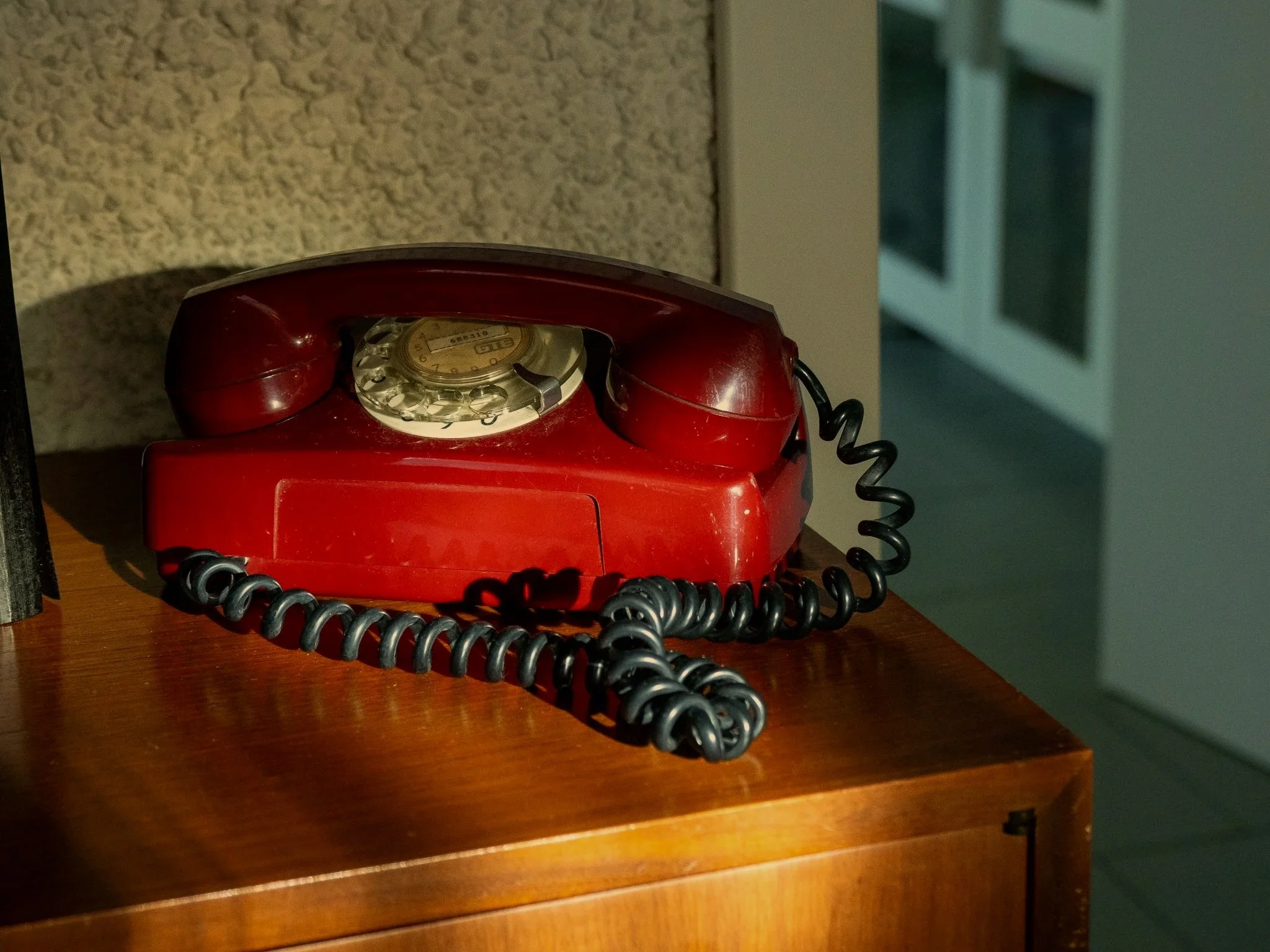 Dettaglio di un telefono vintage negli ambienti di Casa Roberta, casa vacanze nella campagna di Reggio Emilia.
