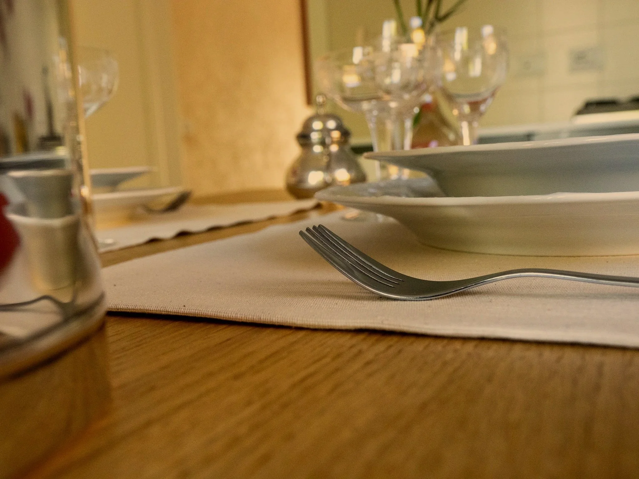 Dettaglio di una tavola apparecchiata per le esperienze a Casa Roberta, nella campagna di Reggio Emilia.