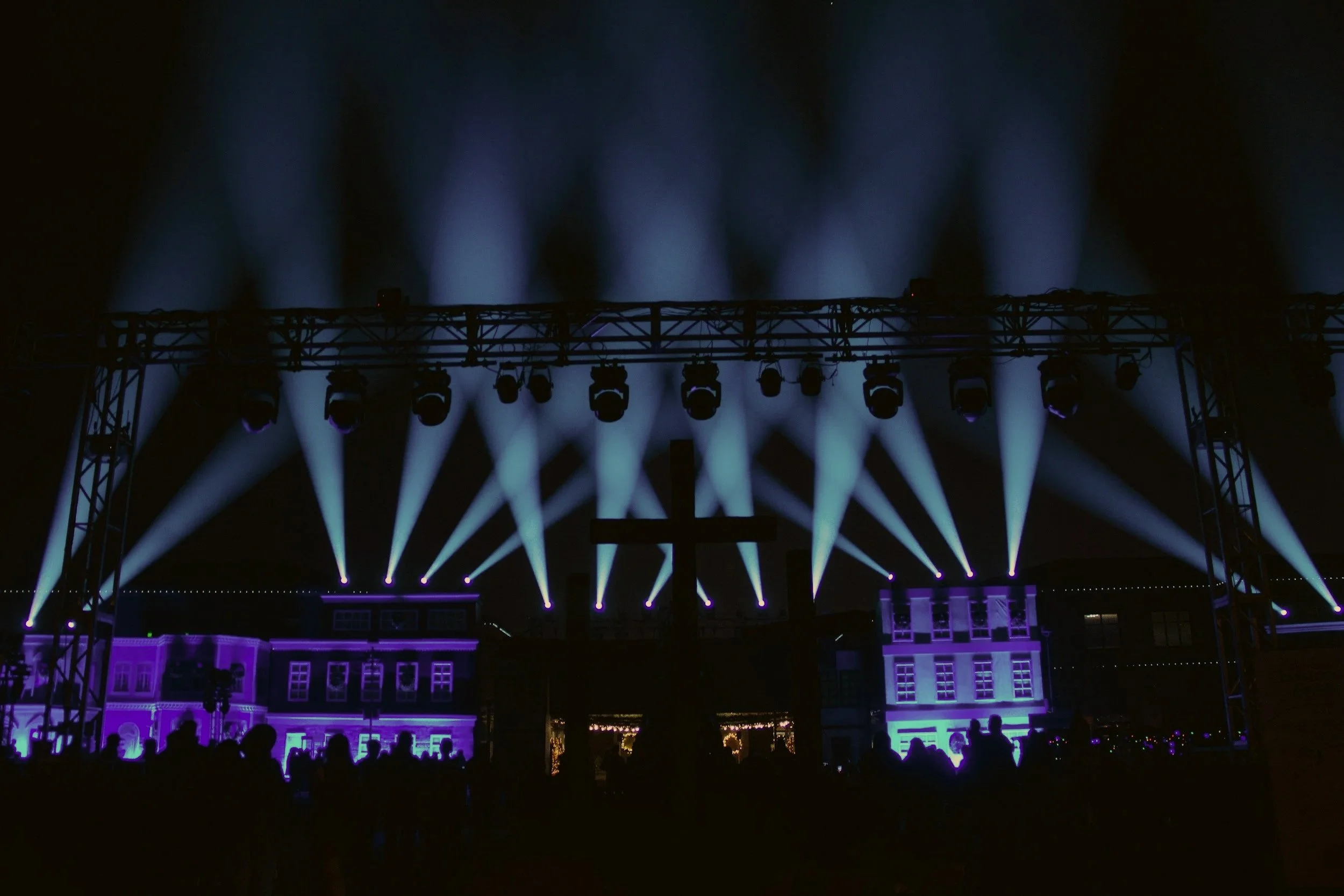 Spettacolo di luci all’RCF Arena Campovolo di Reggio Emilia durante un concerto