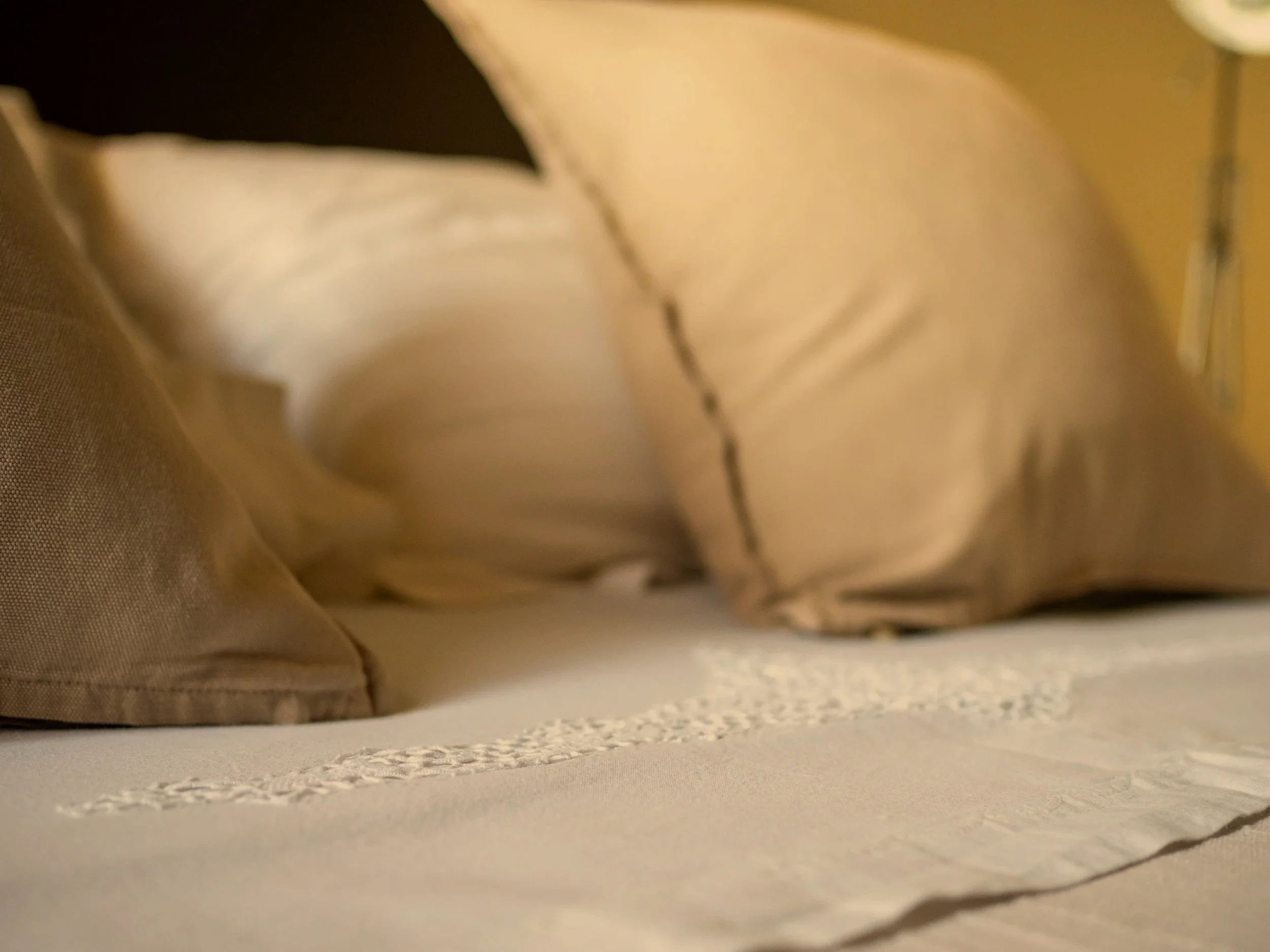 Dettaglio del letto nella camera di Casa Roberta, casa vacanze nella campagna di Reggio Emilia.