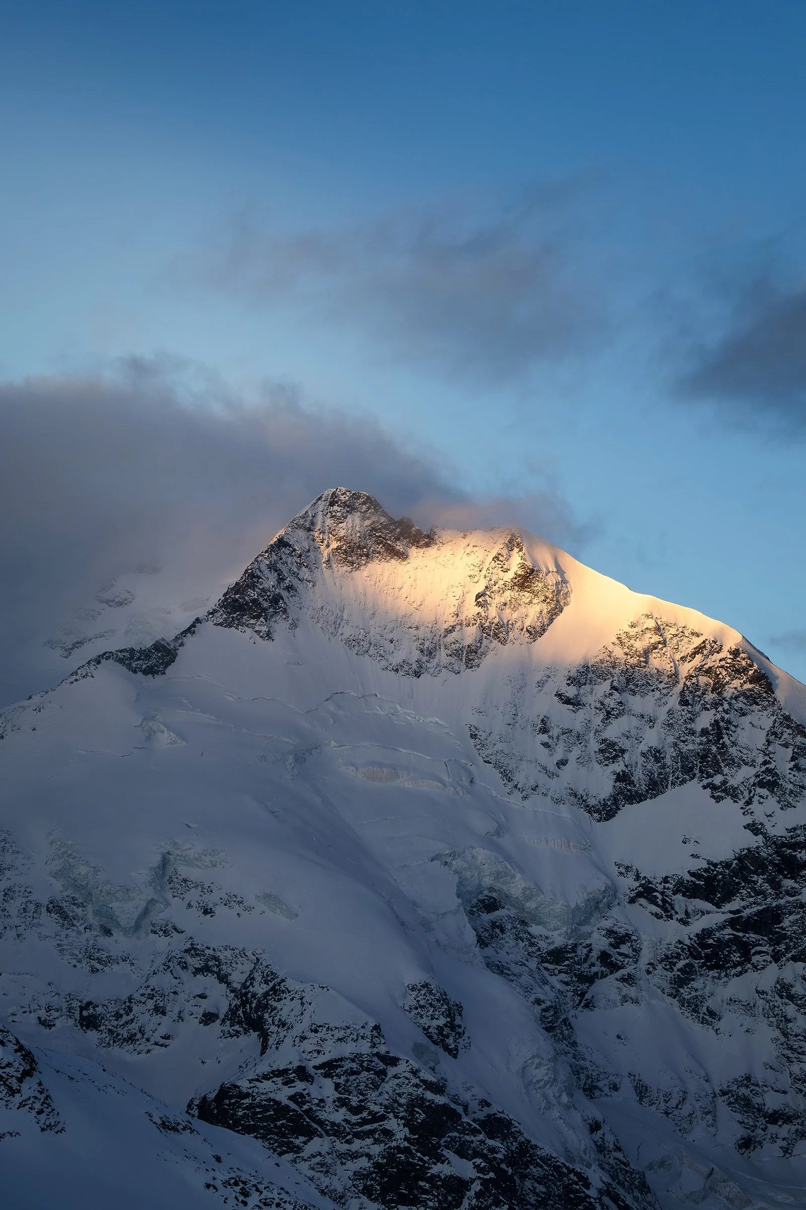 Piz Bernina, Höchster Berg Graubündens im Winter bei Sonnenaufgang