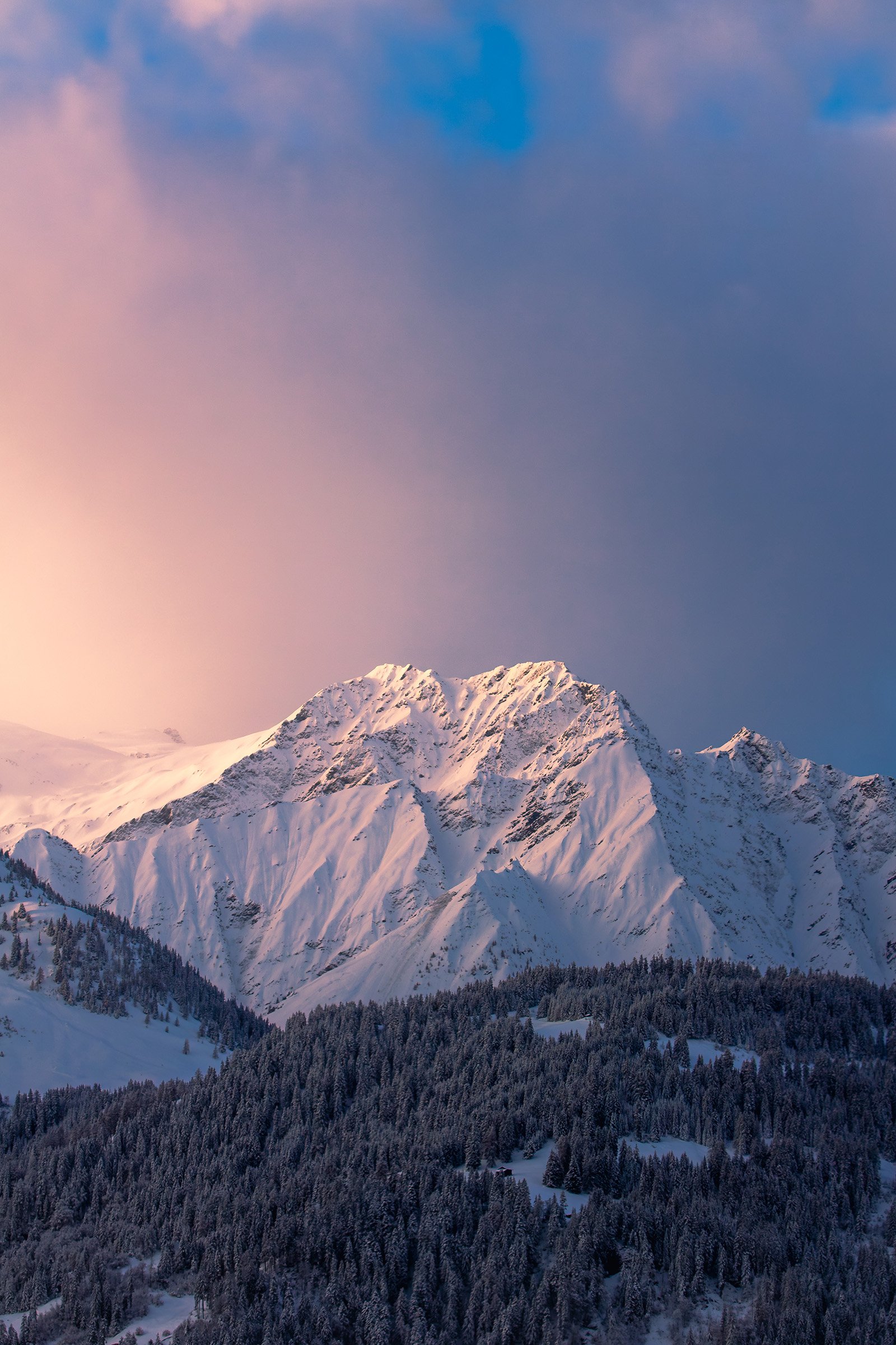 Piz Riein im Winter bei Sonnenaufgang