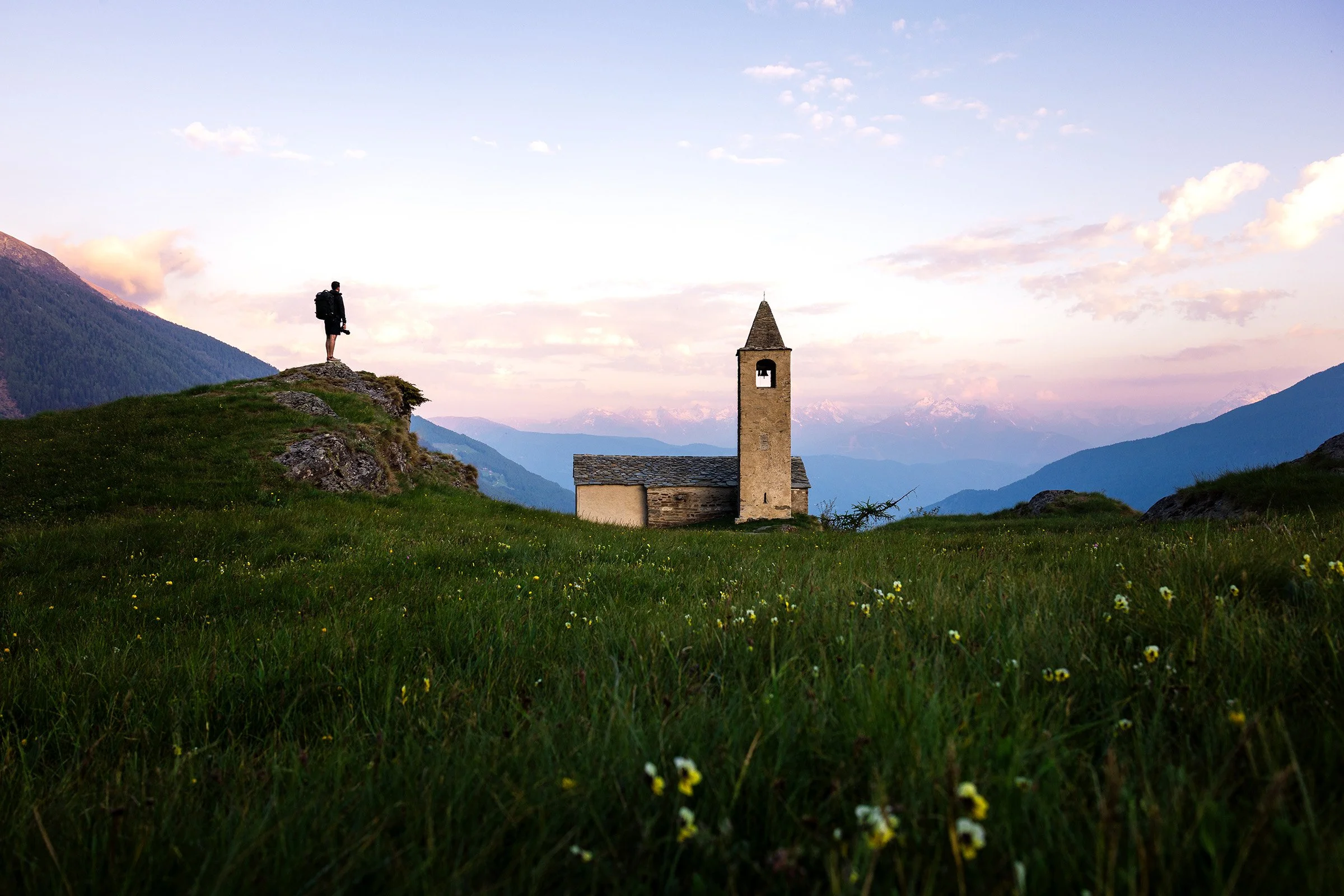 San Romerio in der Val Poschiavo im Frühling bei Blue hour