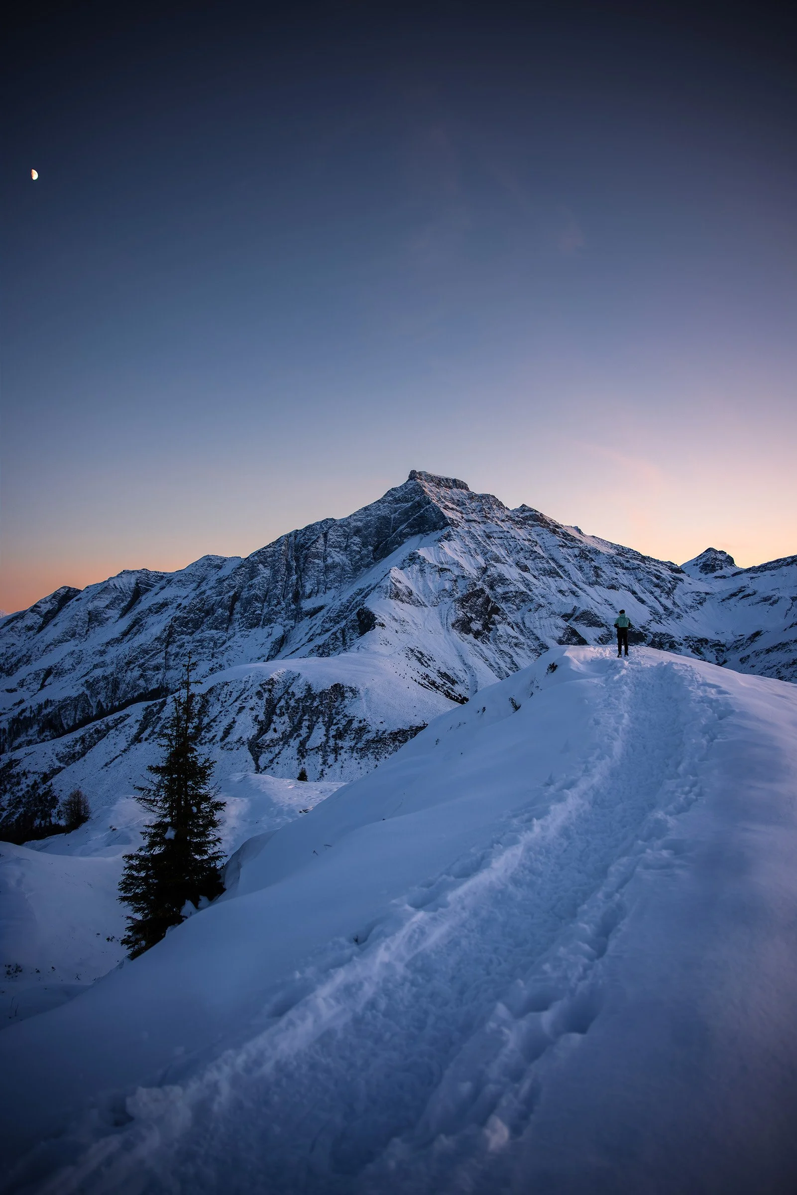 Blue hour auf dem Glasergrad am Heinsenberb mit Blick auf dem Piz Beverin