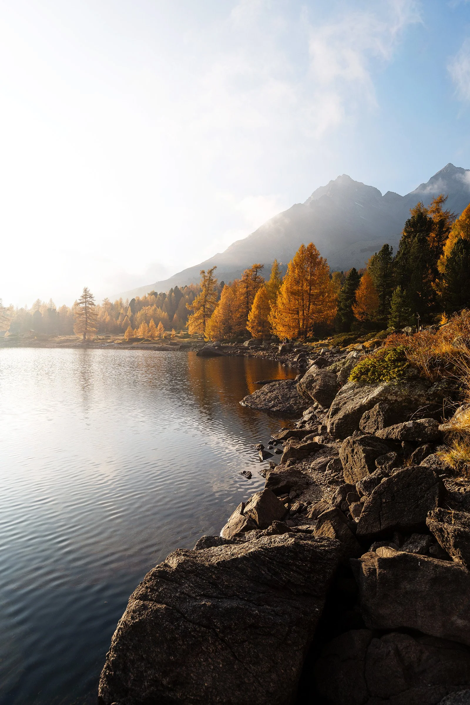 Lai da Val Viola bei Sonnenuntergang im Herbst