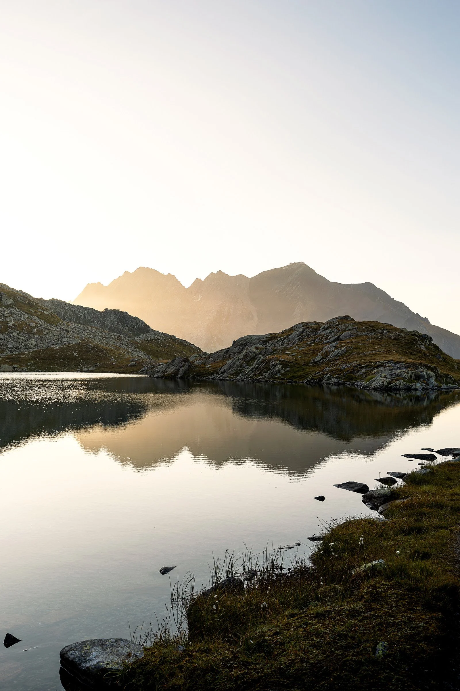 Lai Blau am Lukmanierpass bei Sonnenaufgang