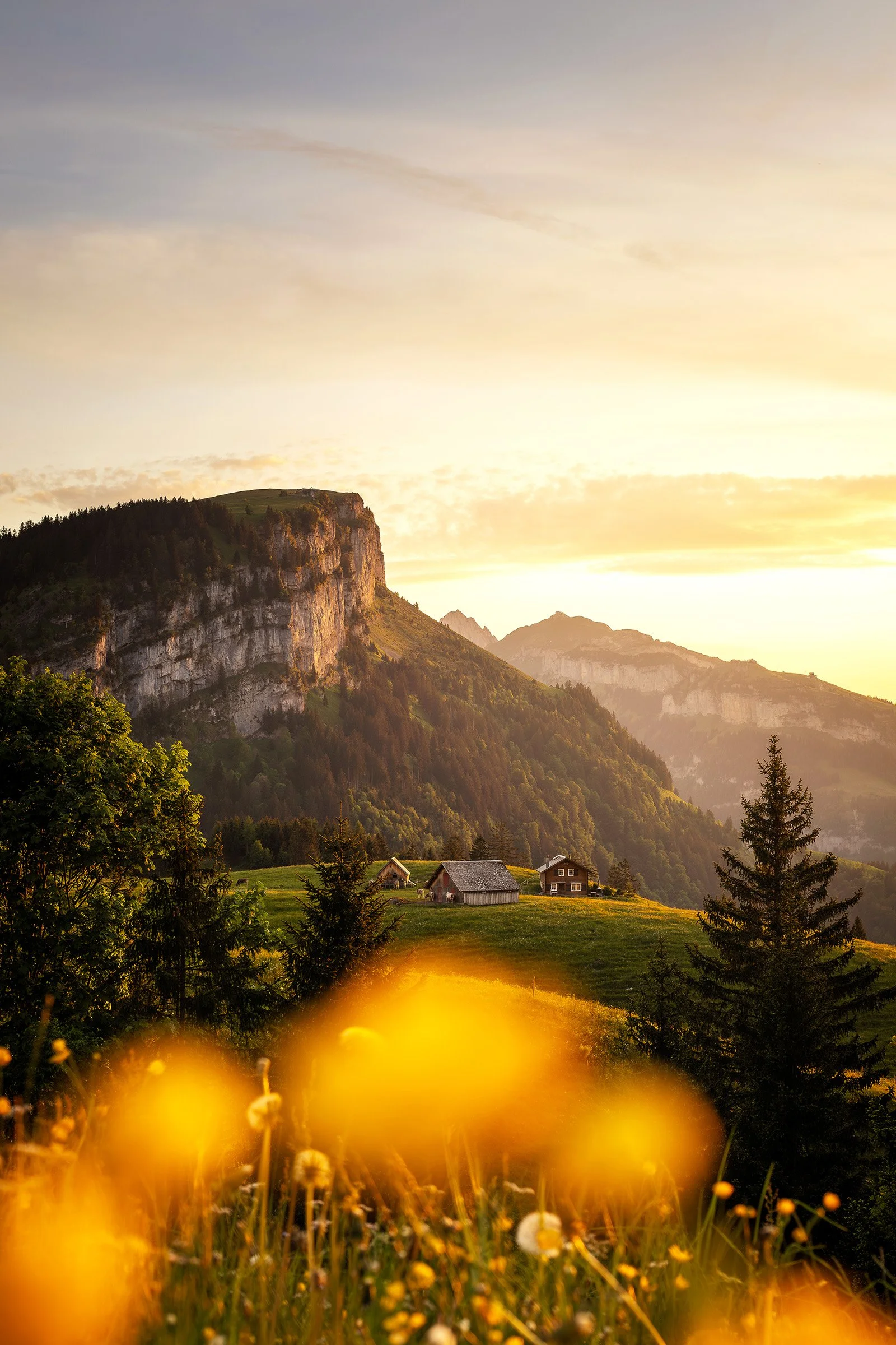 Alp Soll im Appenzell bei Brülisau bei Sonnenuntergang im Frühling.