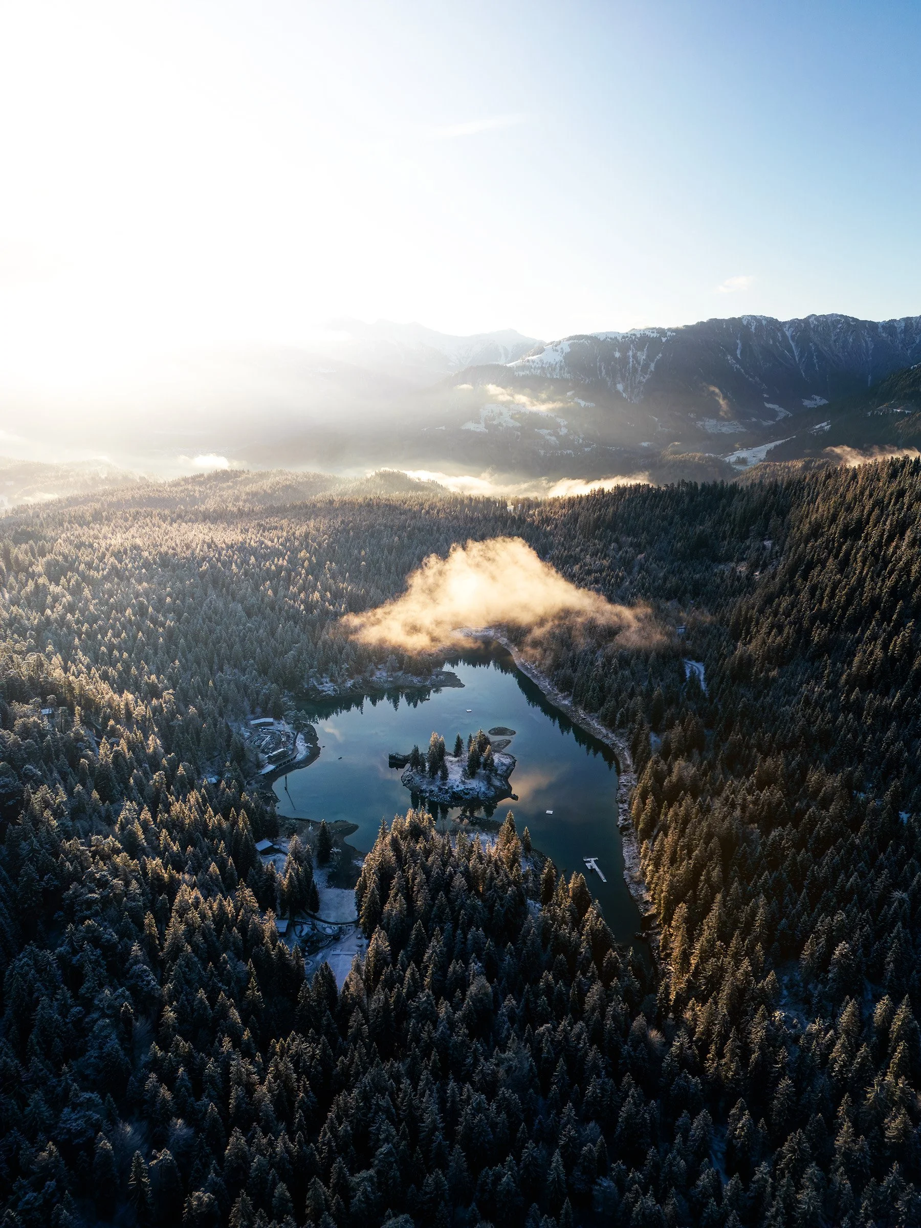Sonnenaufgang am Caumasee im Winter