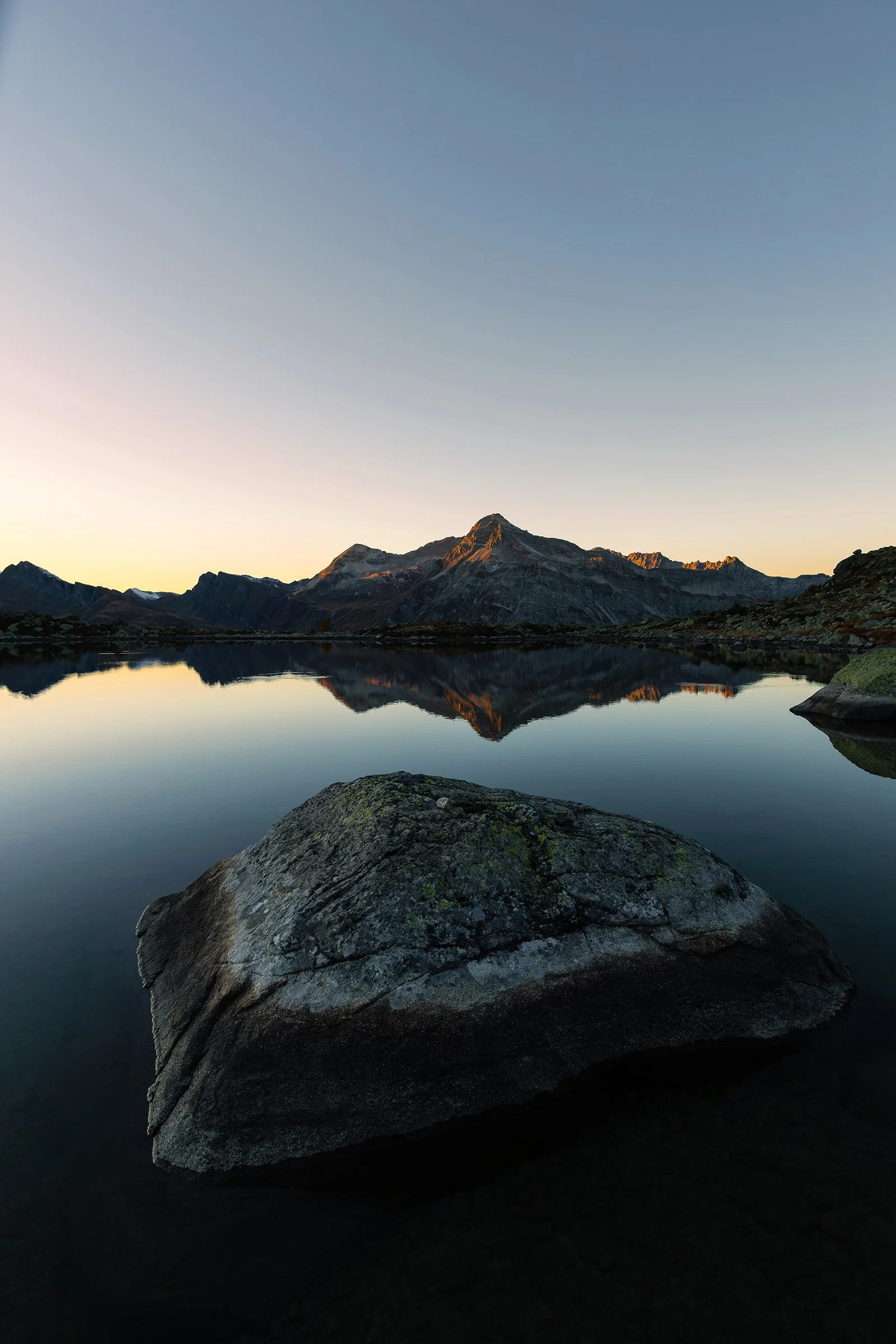 Suttrettsee in Spügen in der Blauen Stunde