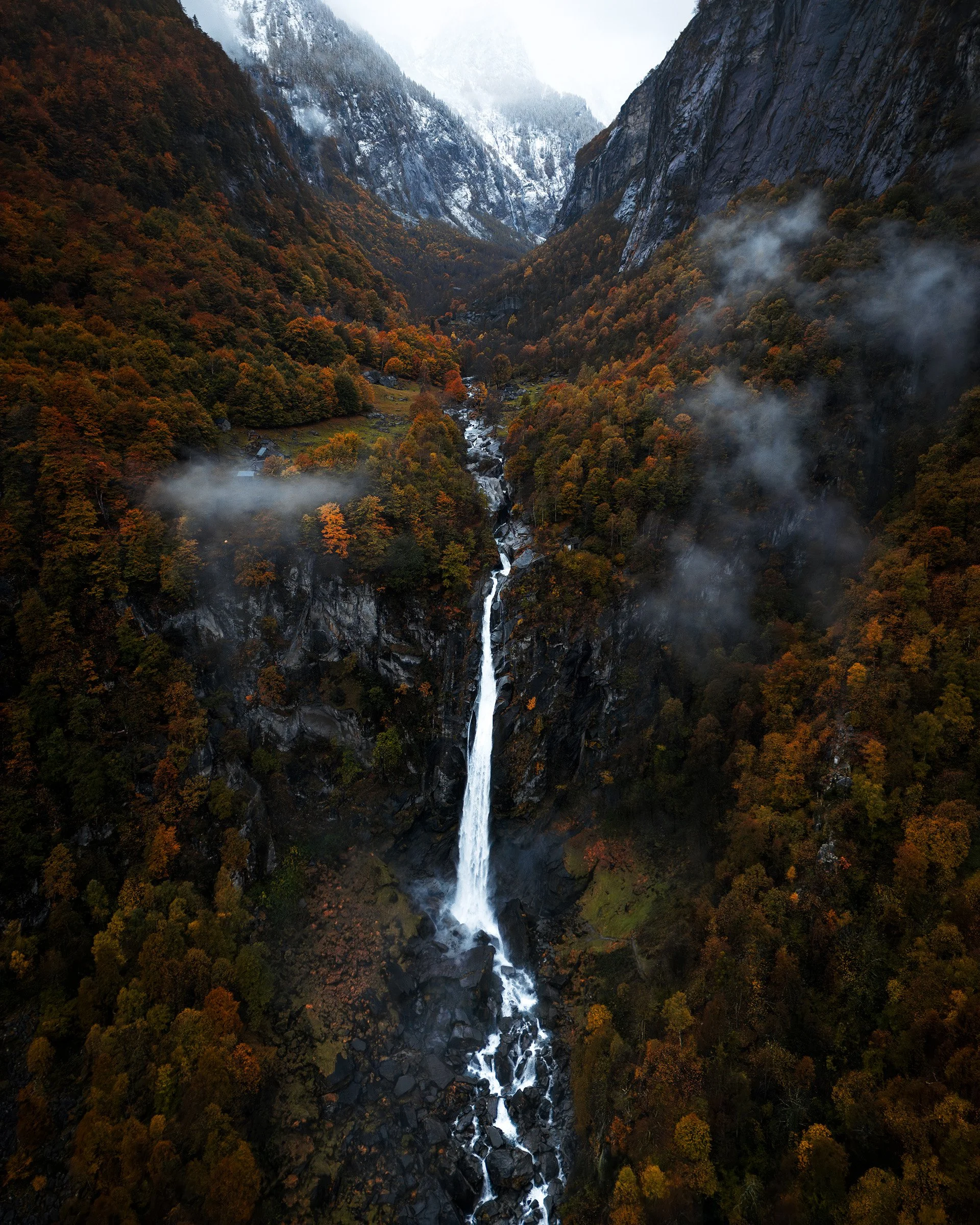 Herbst beim Wasserfall in Foroglio im Tessin