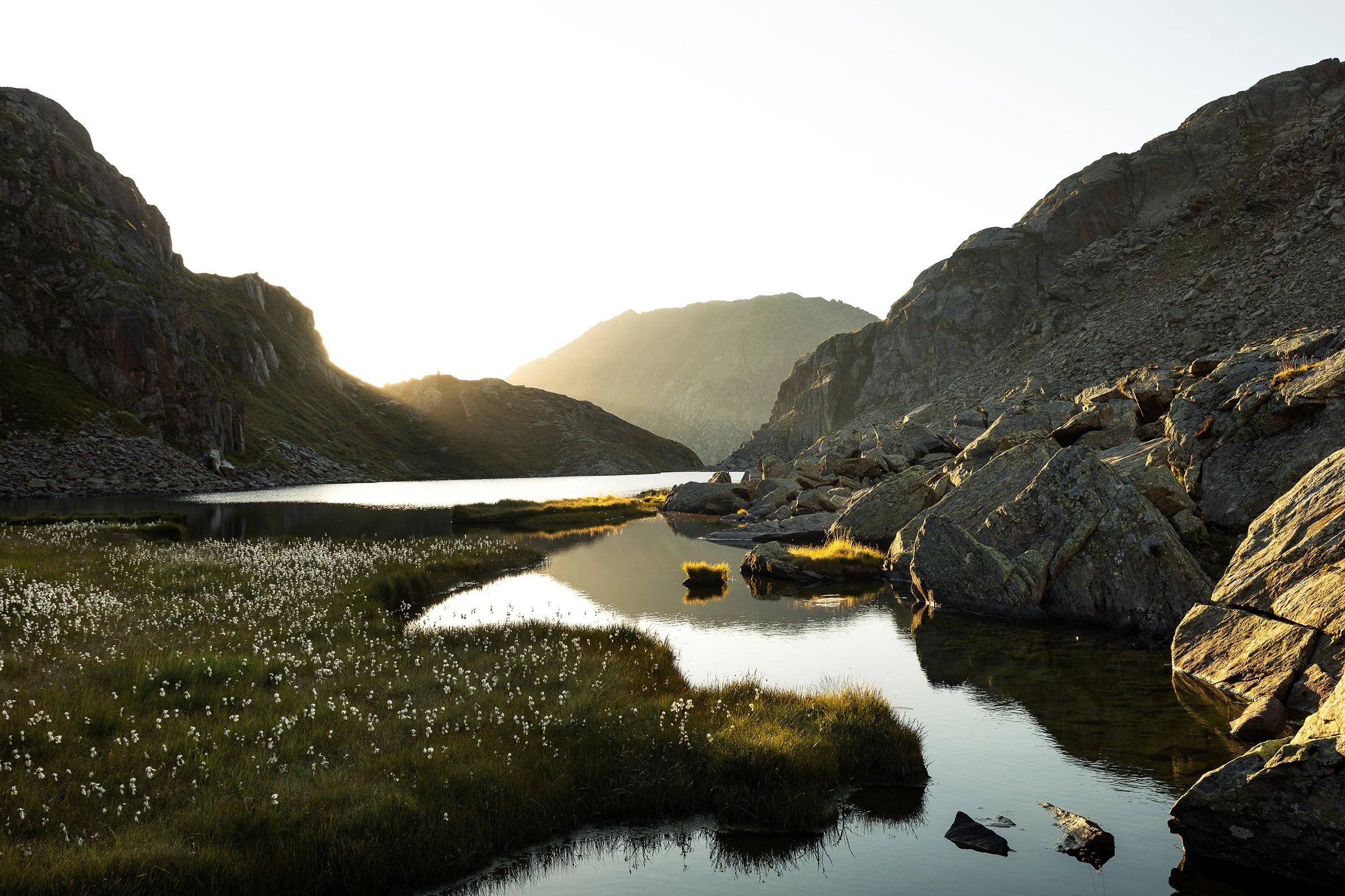 Rheinquelle am Oberalppass bei Sonnenaufgang im Sommer