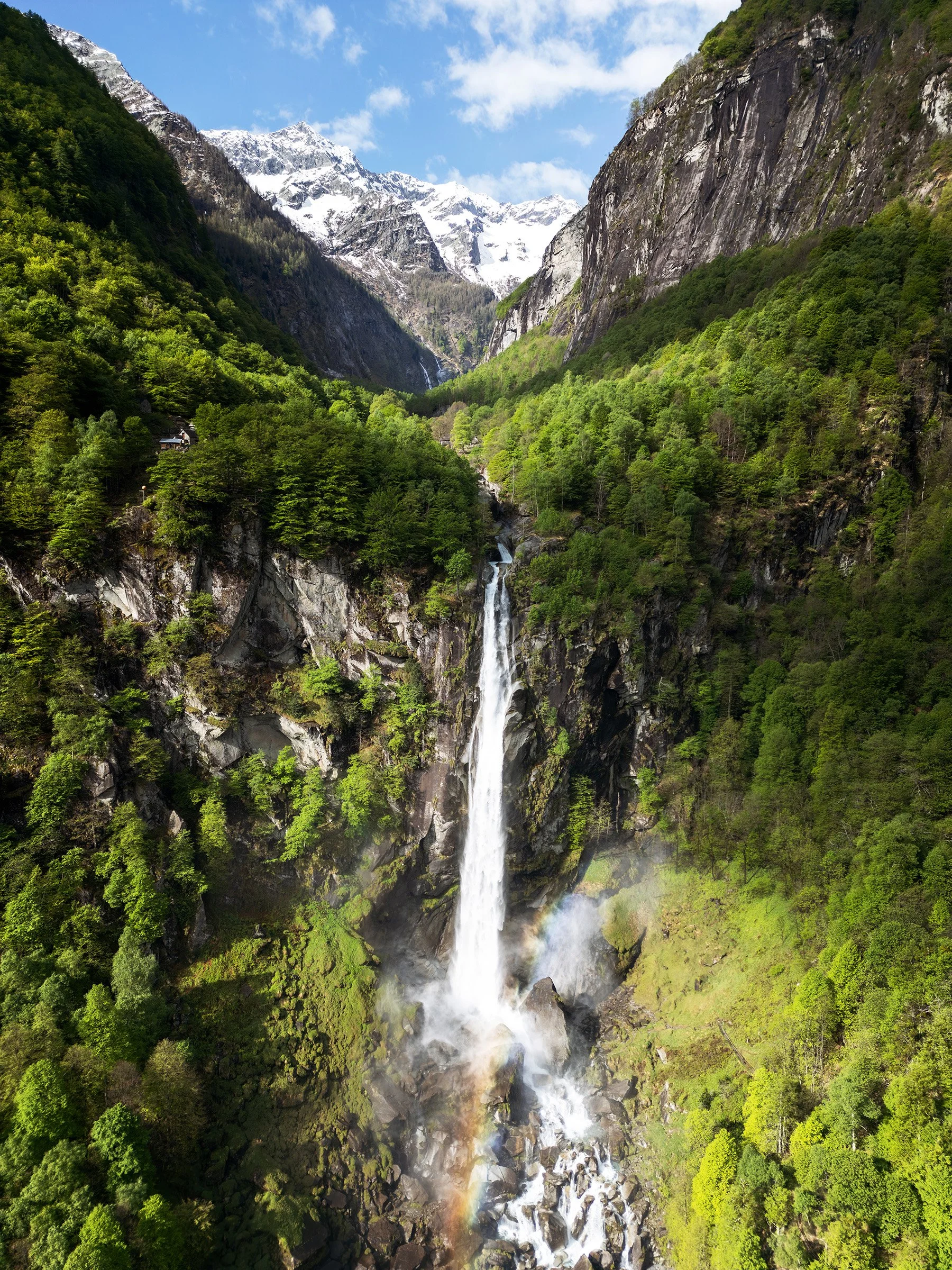 Wasserfall in Foroglio, Tessin im Frühling