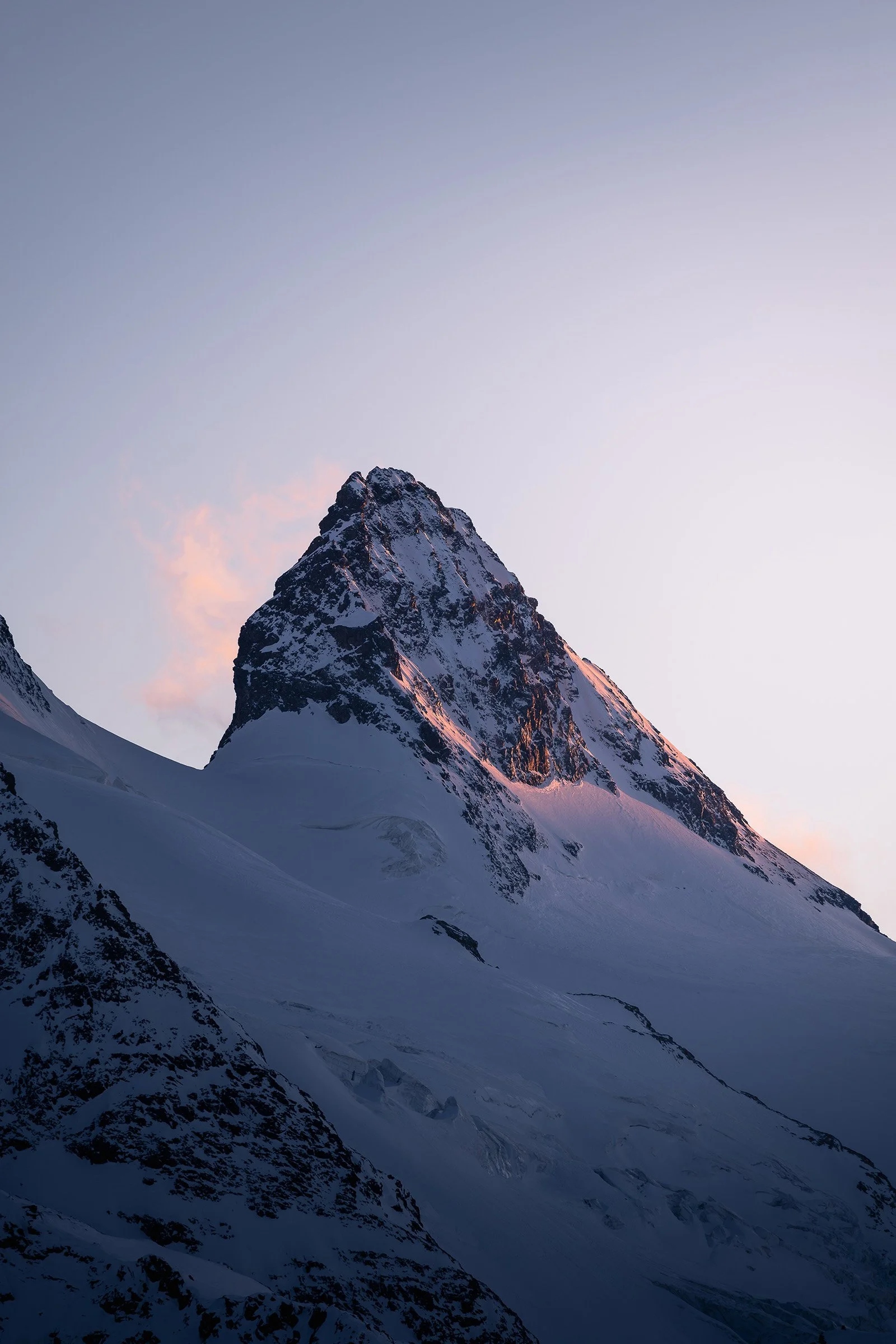 Bluehour in der Schweizer Bergen im Winter