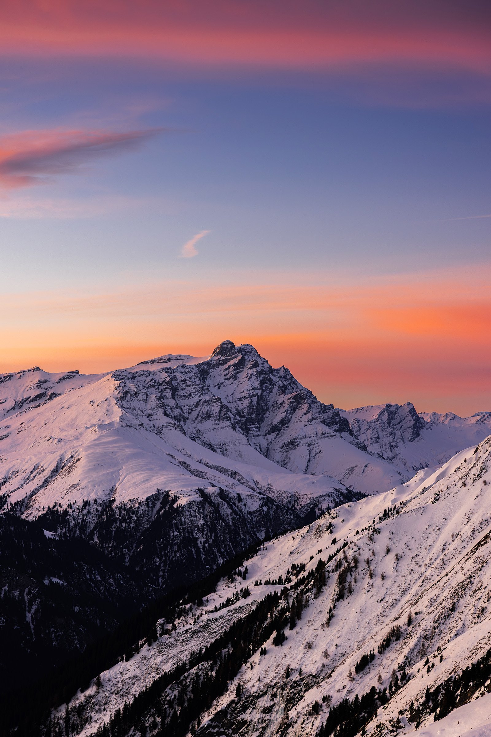Bündner Berge im Winter bei Sonnenaufgang