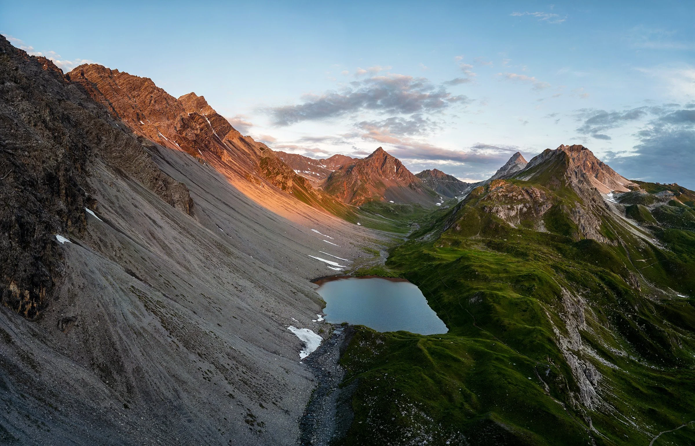Panoramabild vom Älpisee im Sommer in Arosa