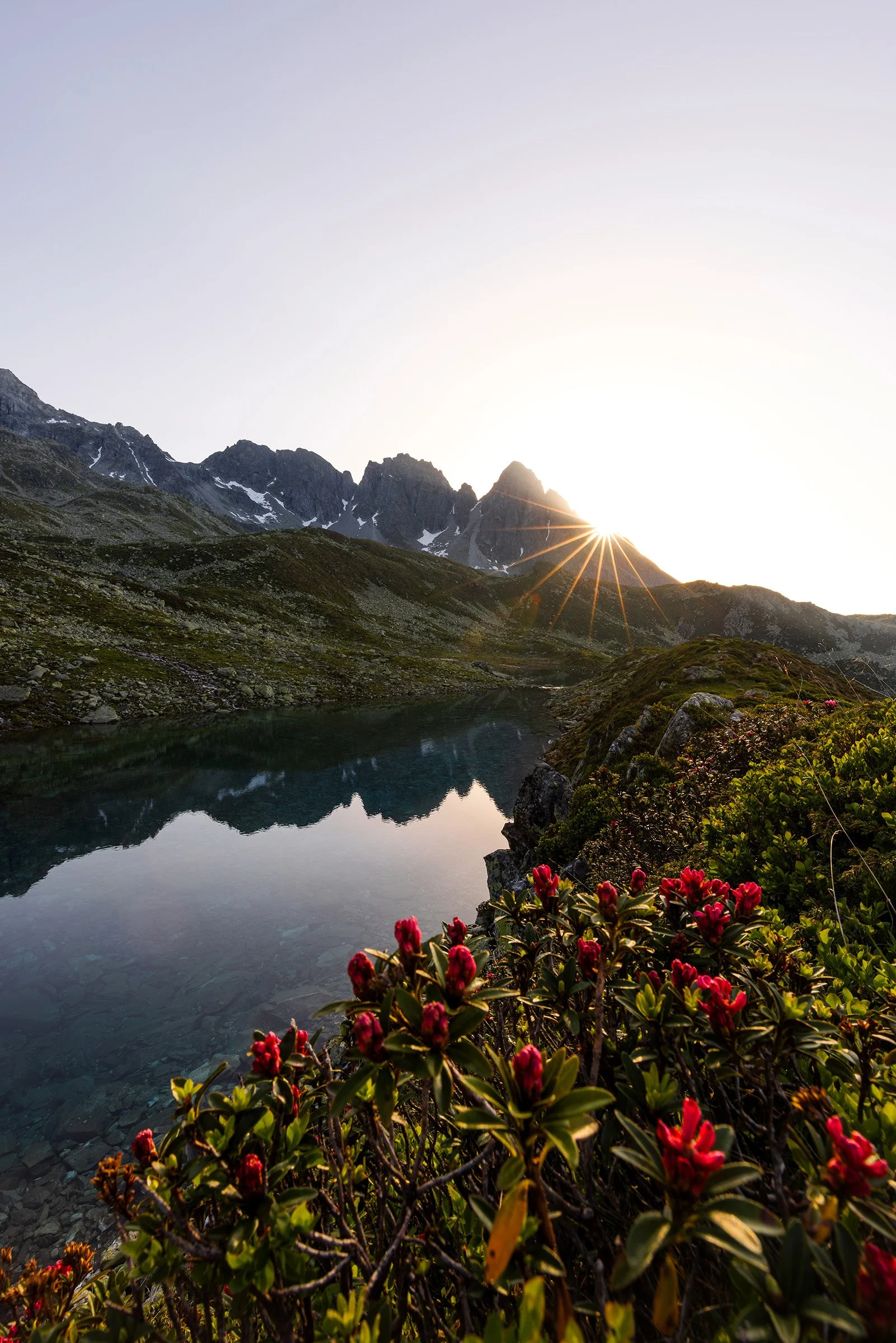 Lag Serein in Sumvitg in der Surselva bei Sonnenaufgang