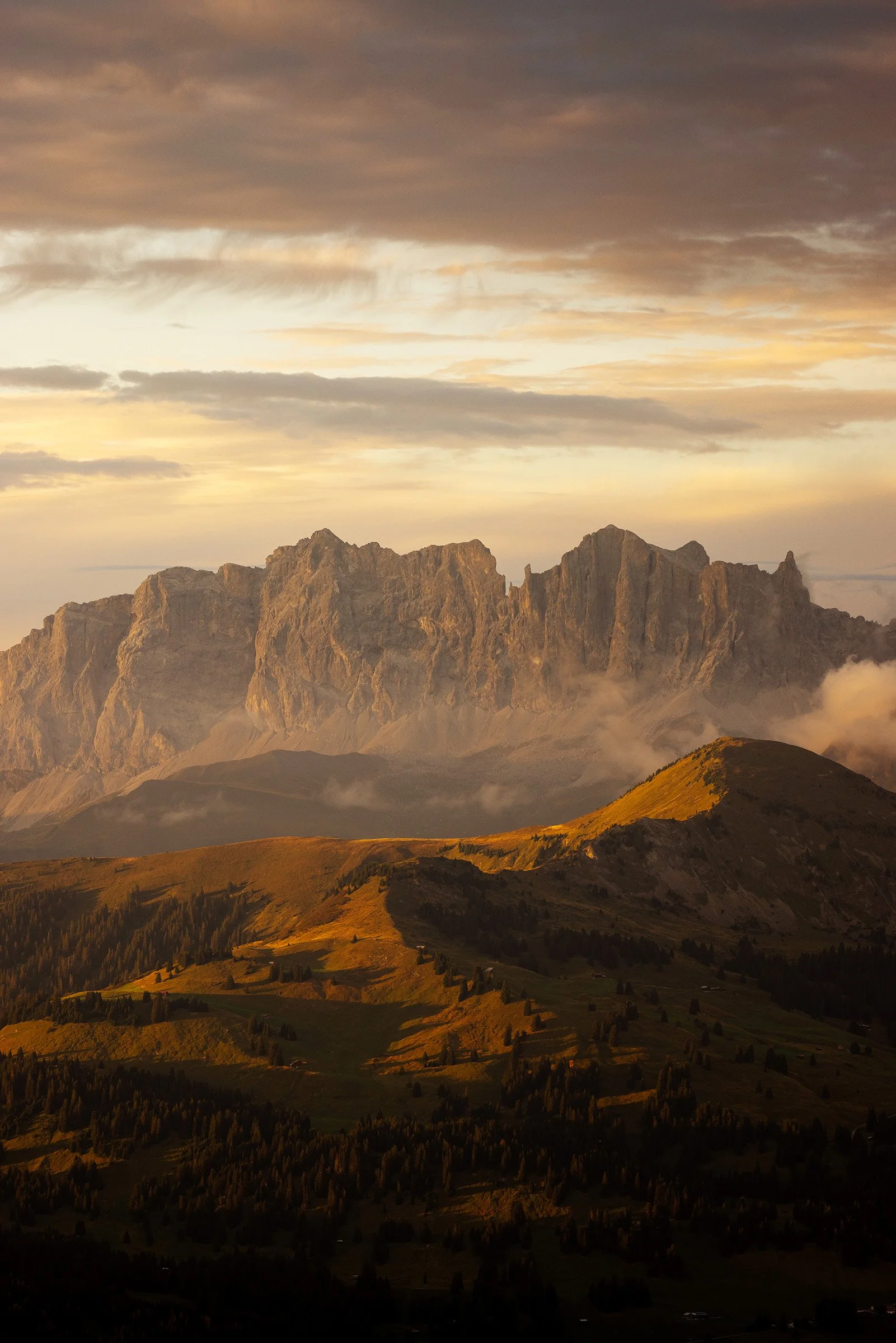 Berglandschaft bei Sonnenuntergang mit Wolken am Himmel