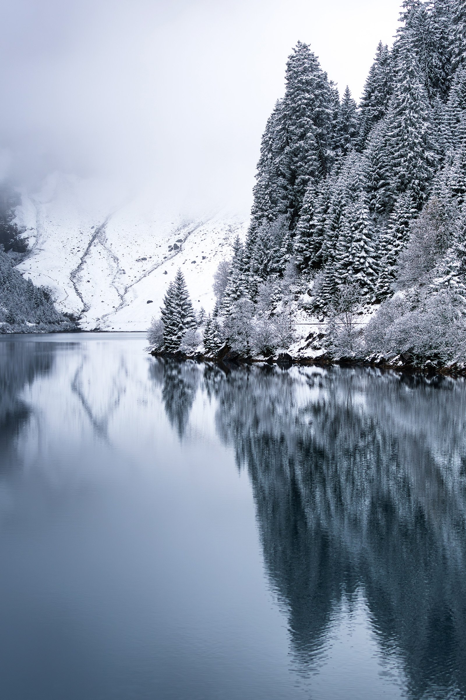 Winterliche Stimmung am Lag da Pigniu in der Surselva