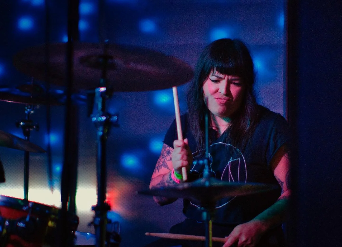 I played with @lunaxshadows and felt the warm breeze of encouragement

Had an absolute blast with Luna and @chrisdiaz794 🎸 working on these live shows! ❤️🎶🔥

📸 @defnotatef, thanks for the sweet pic! 

#lunashadows #nostalgia #qvc #witches #chebah