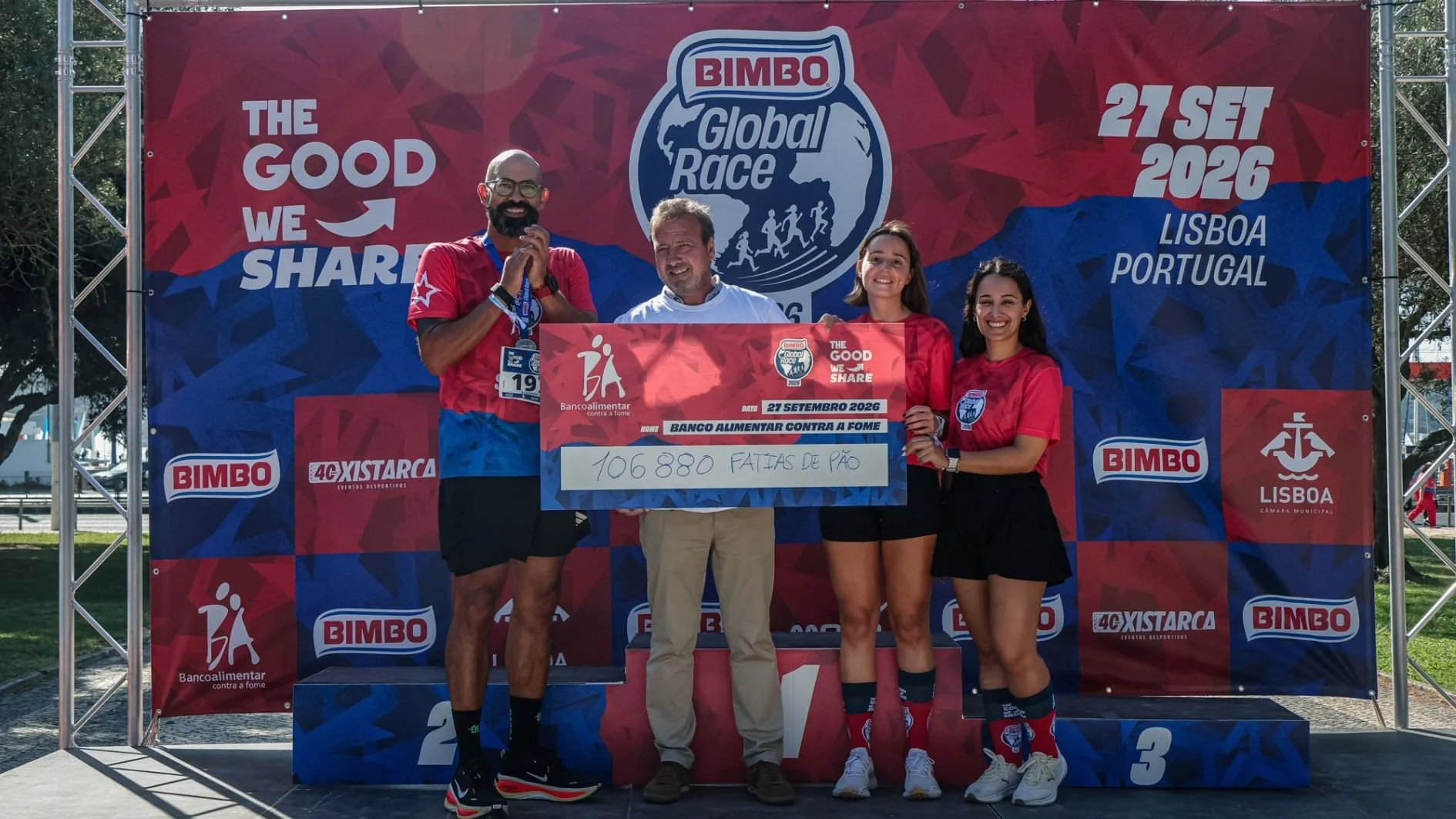 bimbo-portugal-team-delivering-the-check-with-the-donated-slices-of-bread-at-bimbo-global-race-lisbon-2026.jpg