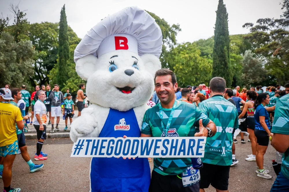 Participant posing with the Bimbo mascot during the Bimbo Global Race, highlighting the event’s community spirit.