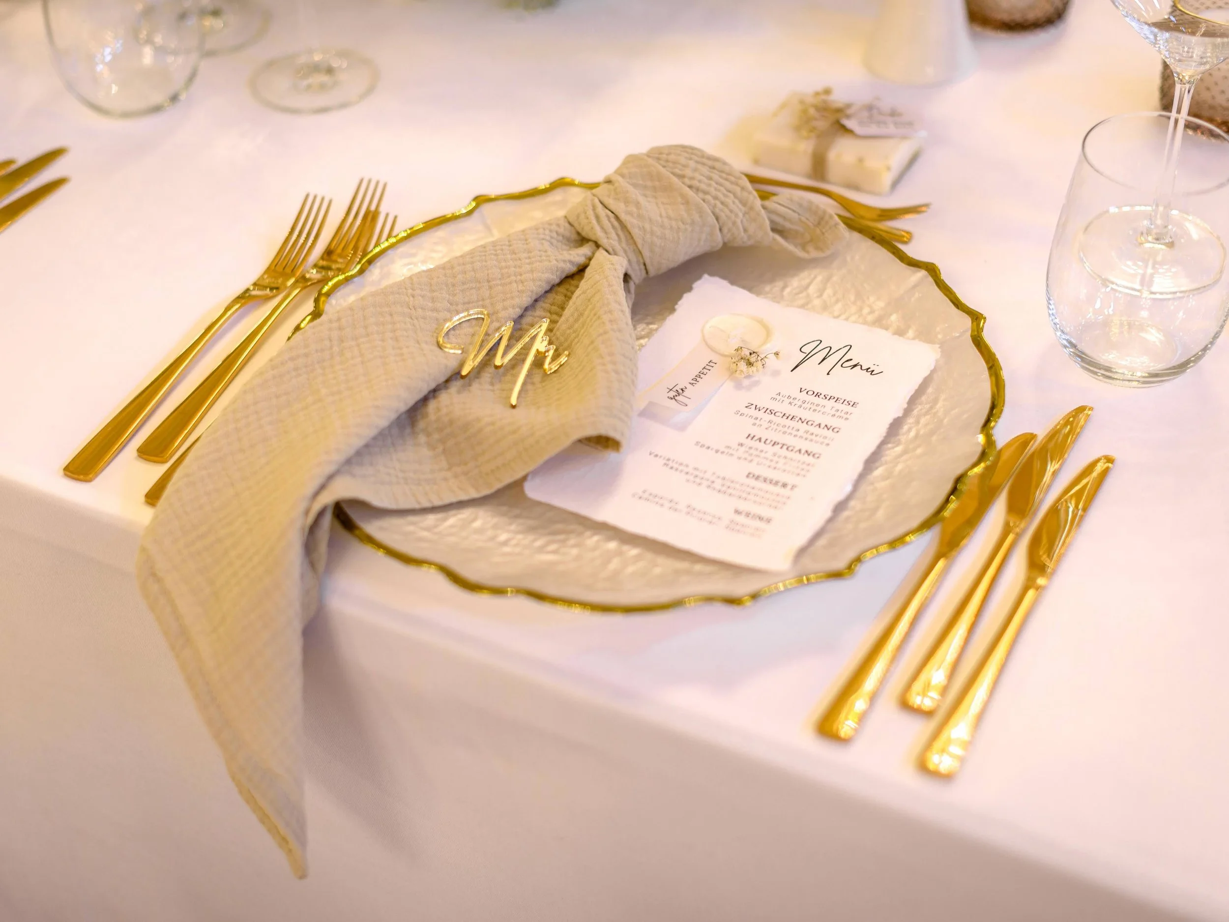 beige-gold  - napkins, plates, cutlery.jpg