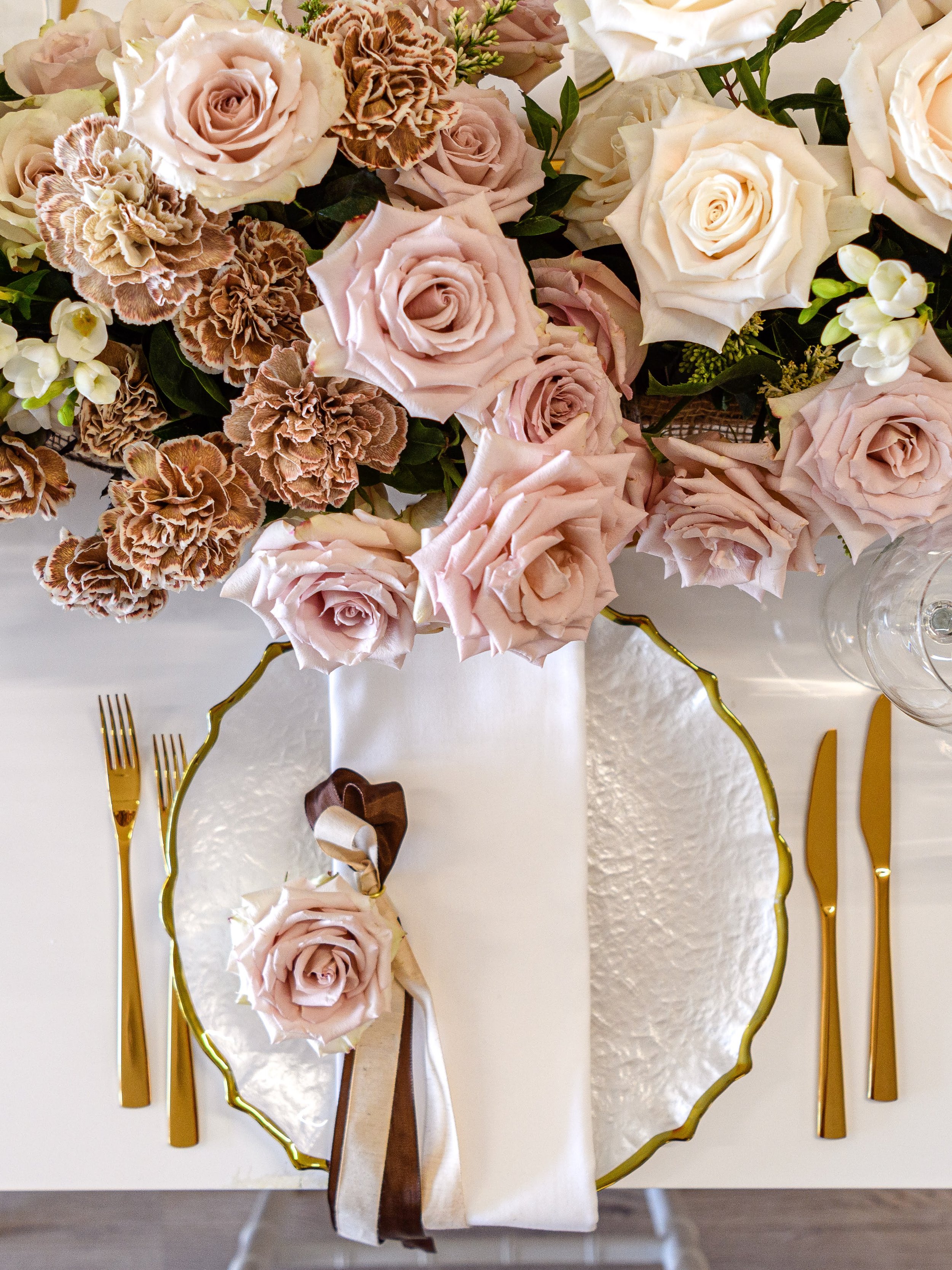 Golden cutlery + charger plates.jpg