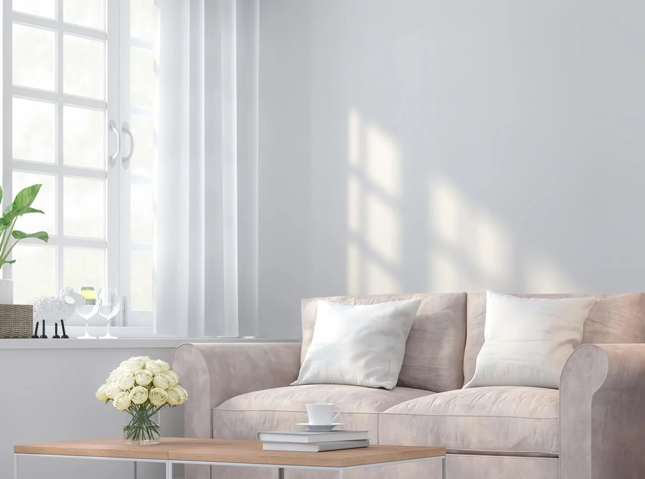 Helles Wohnzimmer mit Sofa, Kissen, Couchtisch mit Blumen, Fenster mit weißen Vorhängen, Tageslicht und Schatten an der Wand.