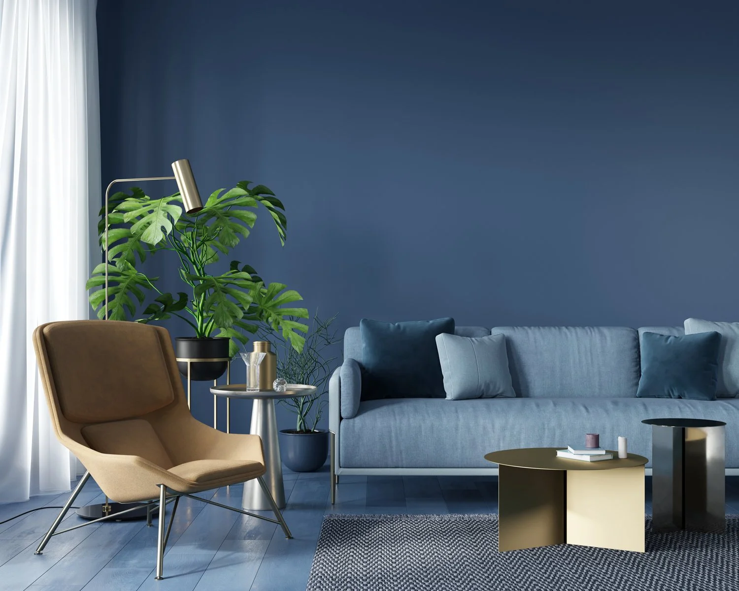 Modernes Wohnzimmer mit blauer Wand, grauem Sofa, braunem Sessel, Topfpflanzen, und schwarzen, goldenen und weißen Couchtischen.