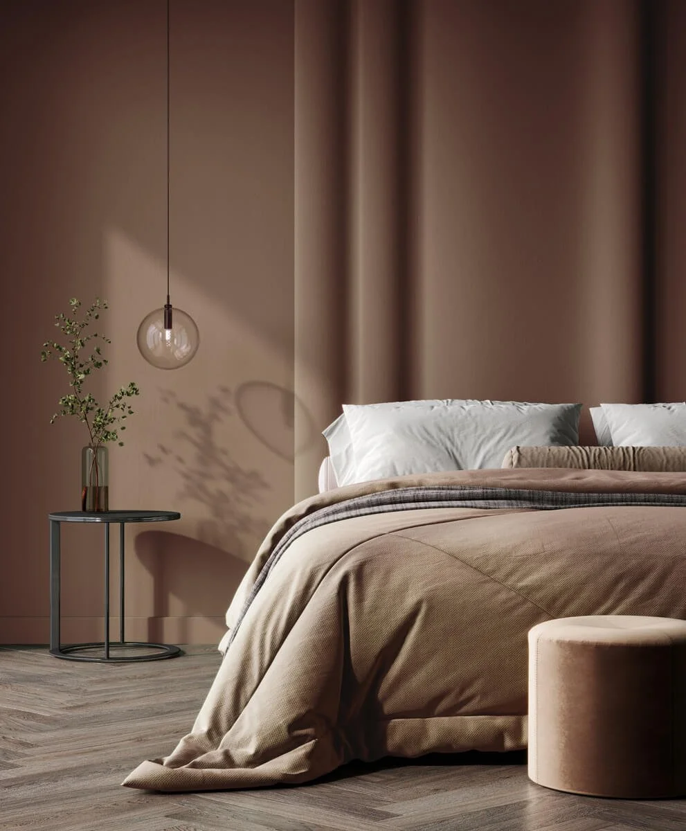 Ein modernes Schlafzimmer mit beige Farben, Bett mit weißen und beigen Bettwäsche, Seitentisch mit Pflanze, hängende Lampe und Wandvorhänge.