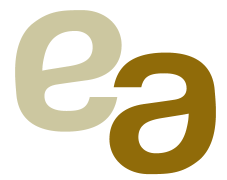 Zwei große Buchstaben 'e' und 'a' in beige und braun auf schwarzem Hintergrund.