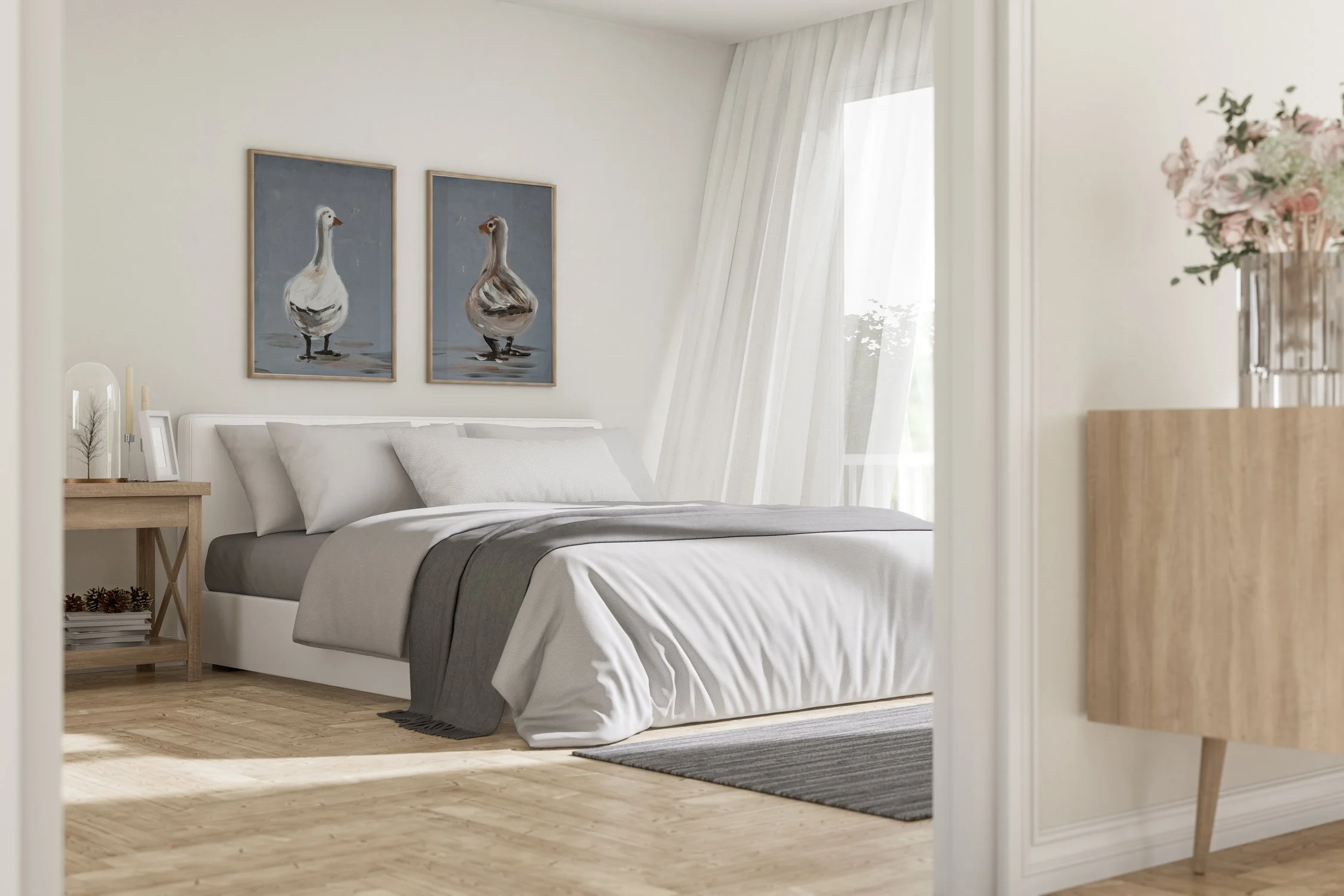 Ein modernes, helles Schlafzimmer mit weißem Bett, grauen Bettdecken, zwei Bildern von Gänsen an der Wand und einem Nachttisch mit Kerzen und Dekoration. Viel Tageslicht durch große Fenster mit weißen Vorhängen.