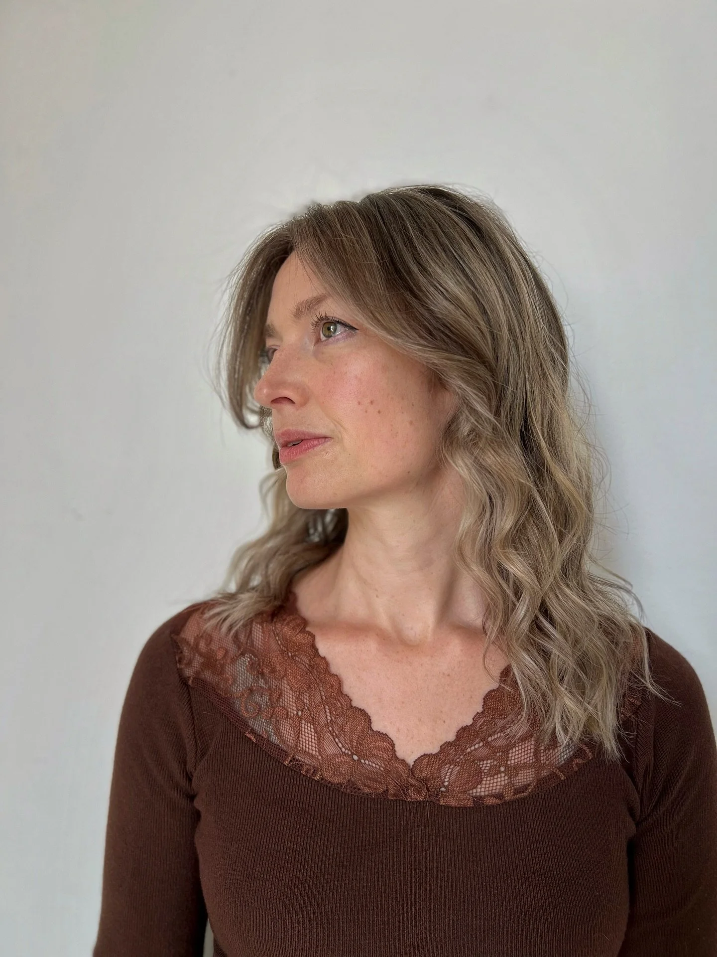 Schiariture delicate, senza effetto ricrescita ✨
Un modo morbido e naturale per illuminare i capelli senza doverli ritoccare ogni mese.
Perfetto per chi ama un look curato ma facile da gestire❤️