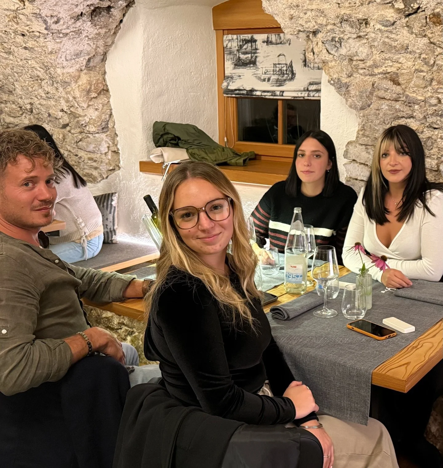 Staff al completo ✨
Da oggi con noi anche Sara, la nostra new entry!
Pronti a prenderci cura di voi con ancora pi&ugrave; energia e sorrisi 💛