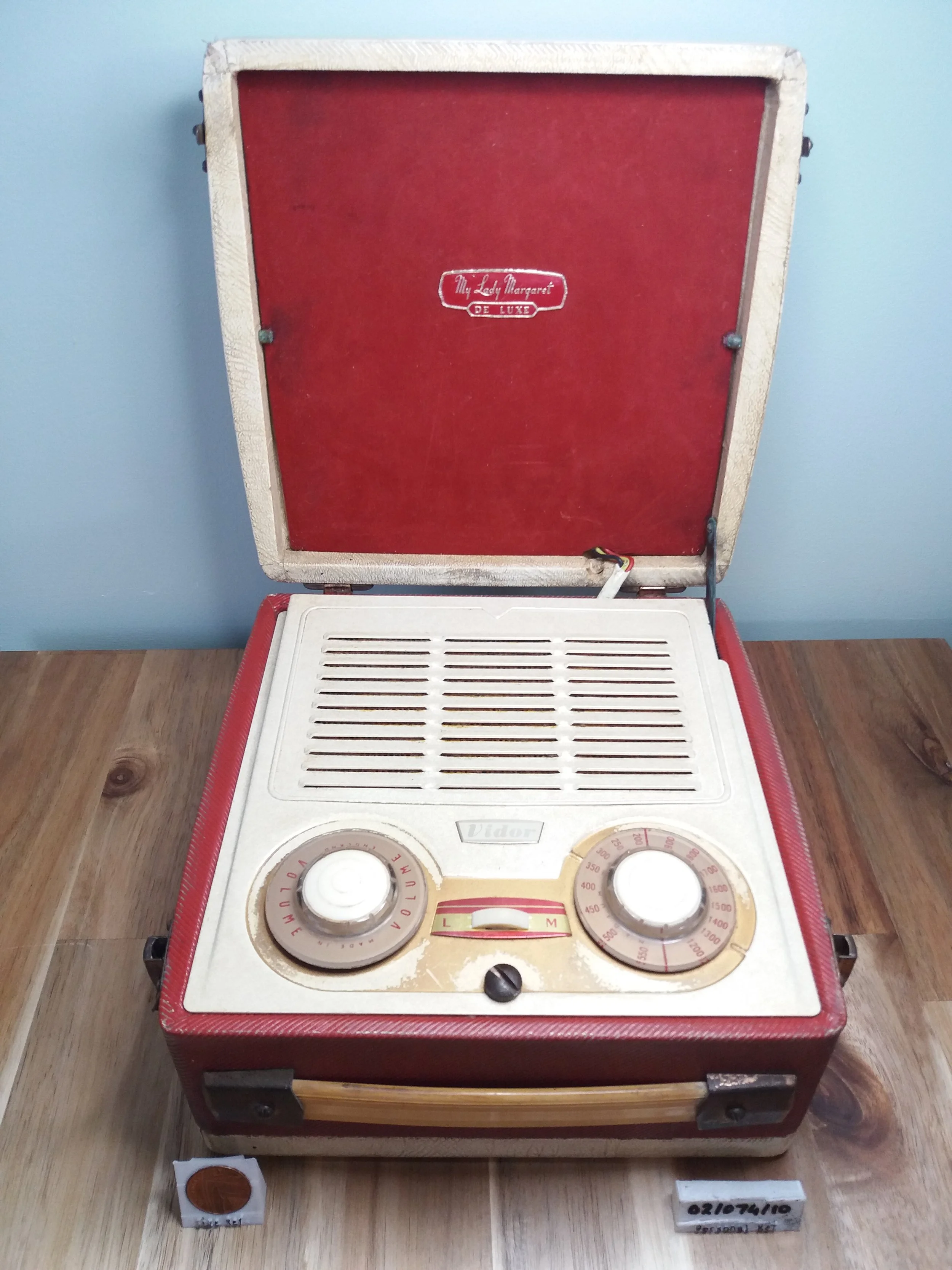 1956 | Vidor My Lady Margaret De Luxe CN434 Portable Radio (untested)