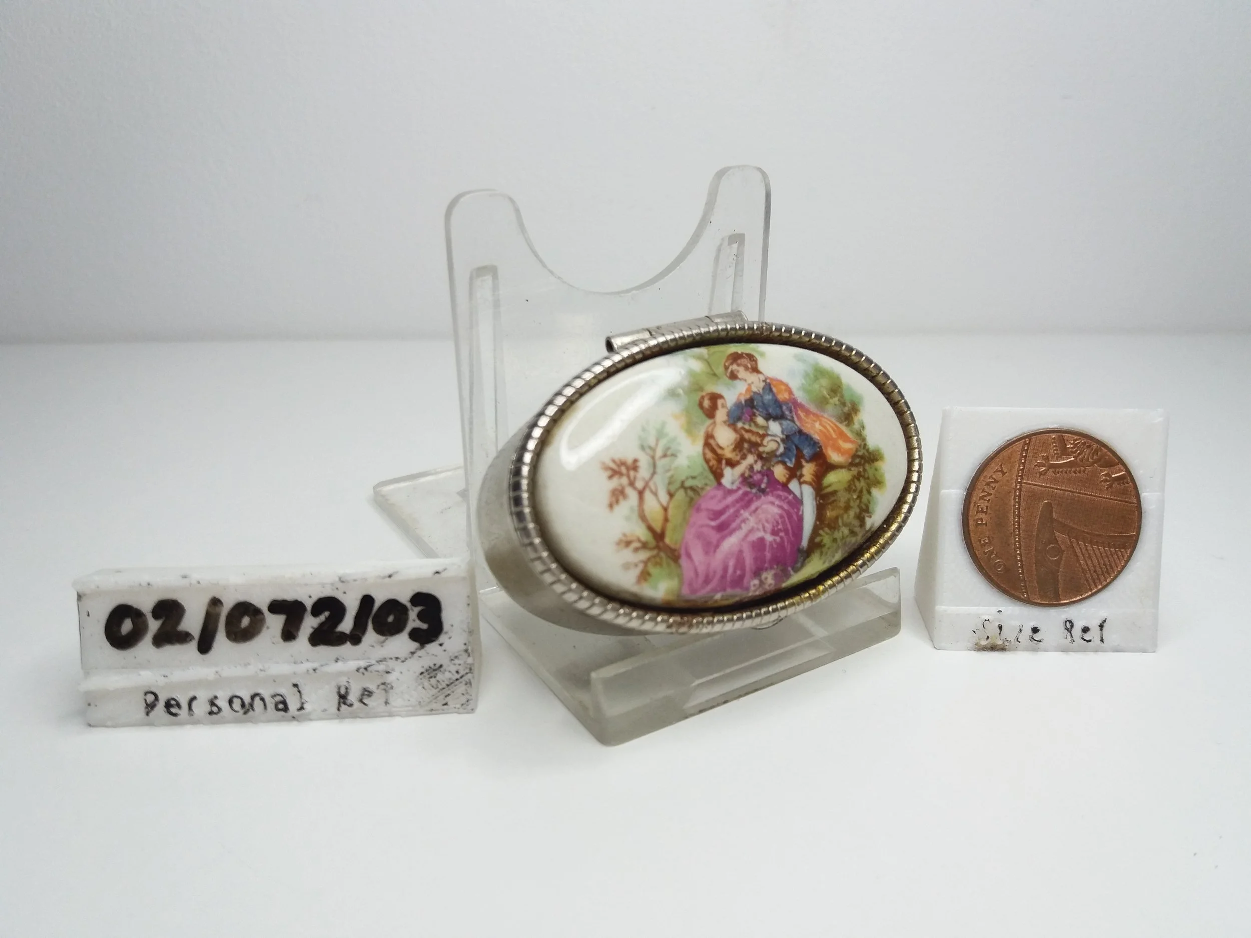 1940s / 1950s | Courting Couple Snuff / Pill Box