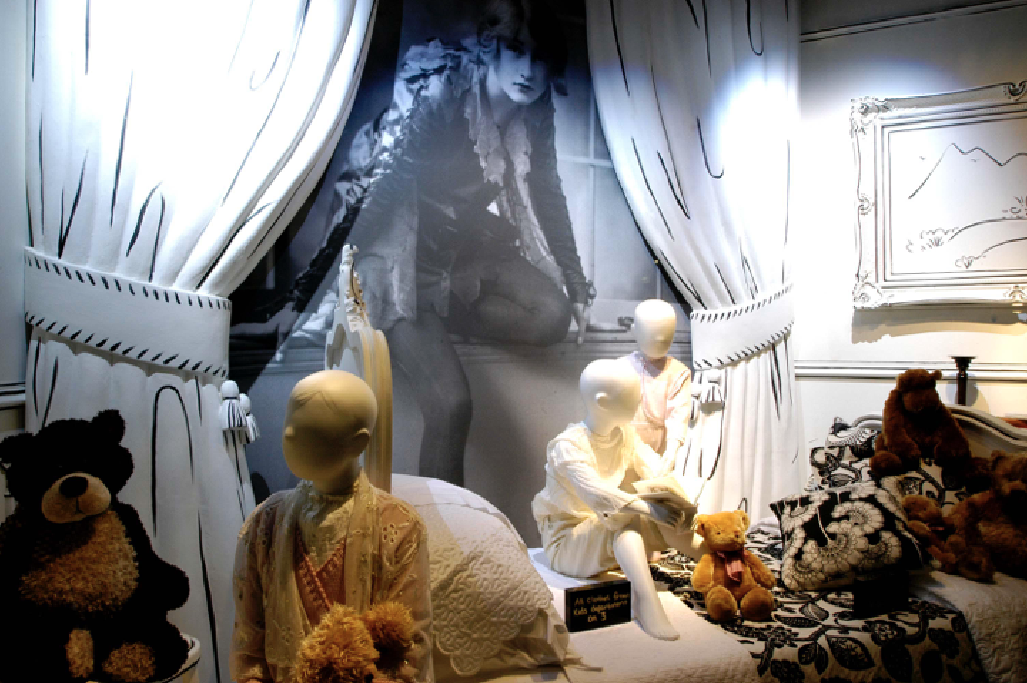 100 Most Beautiful:
A collaboration with Harper's Bazaar and Getty Images. Each window along Oxford Street conceptualized the hundred most beautiful women across decades of style and culture, with side windows dedicated to pivotal films of the time —