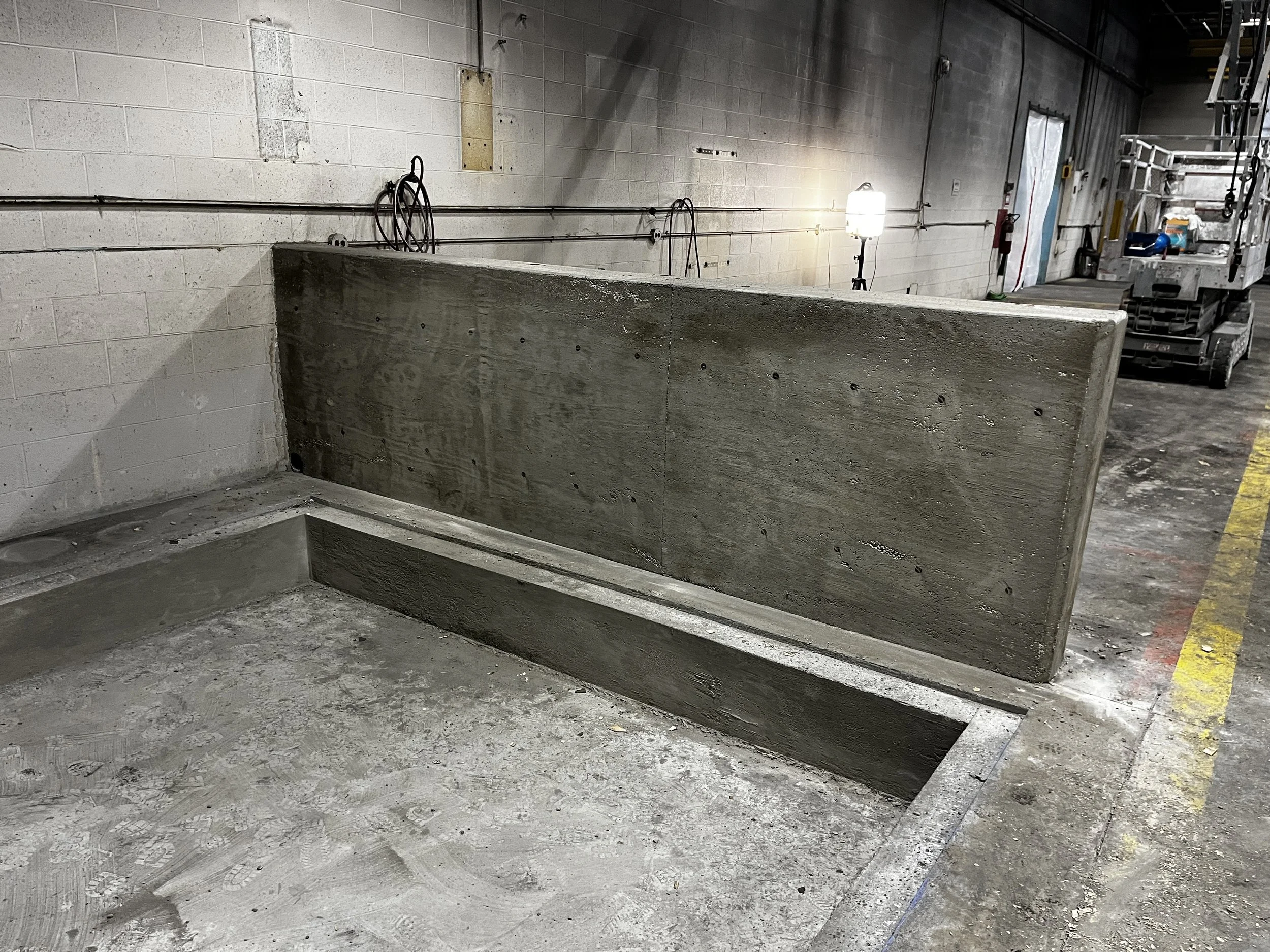 containment pit with splash wall