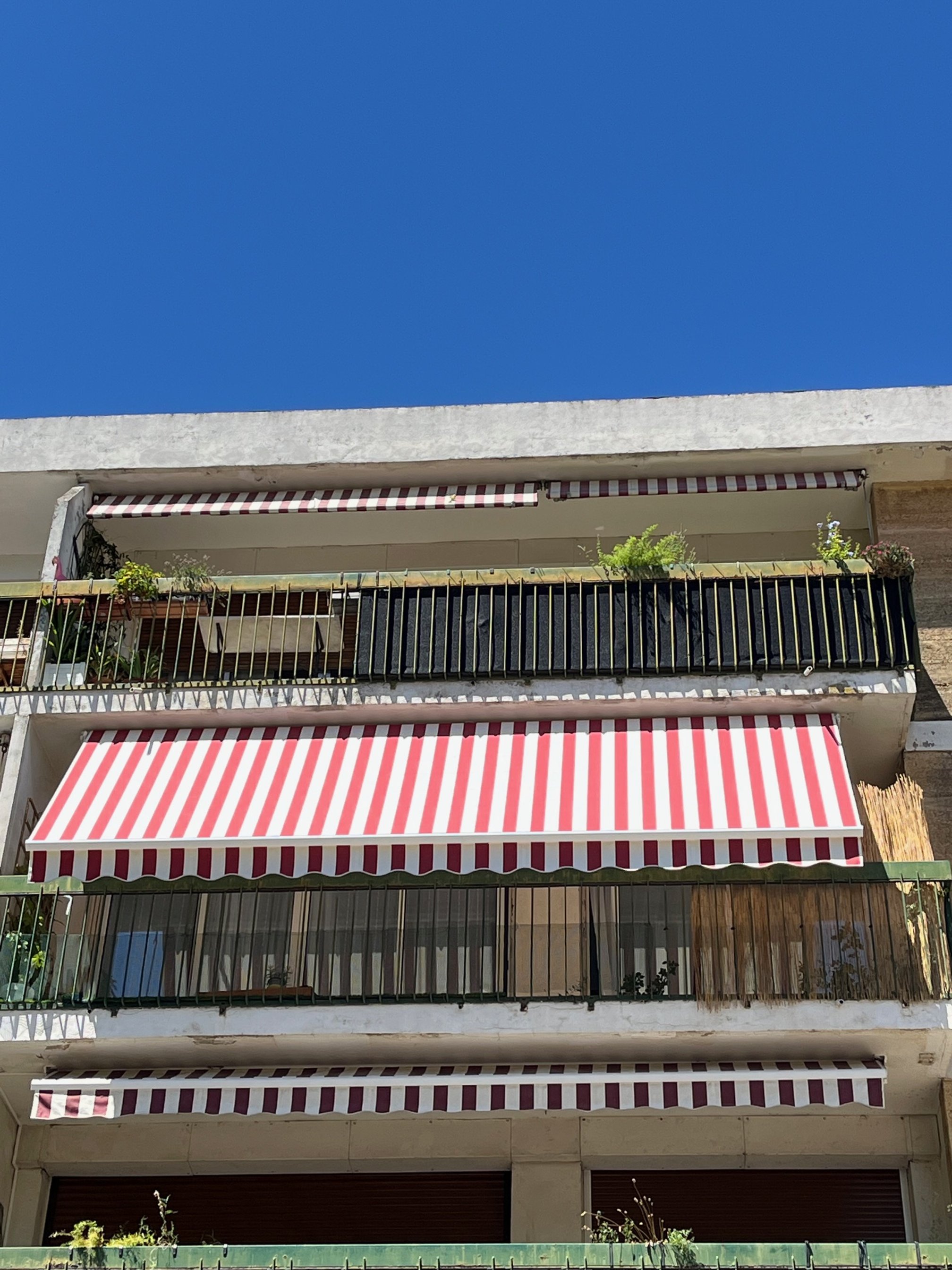 Stores bannes de balcon à rayures rouges et blanches