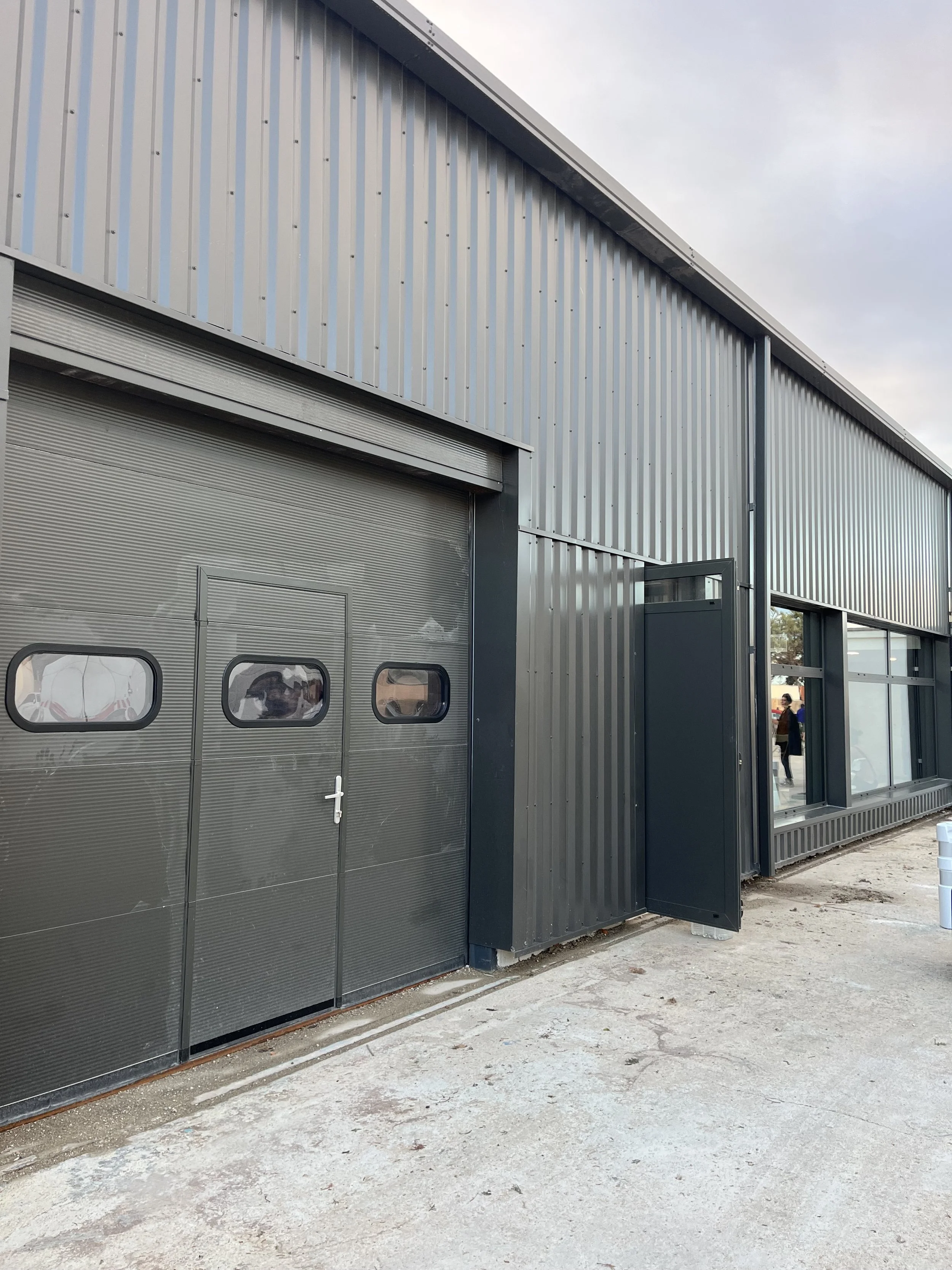 Porte de garage sectionnelle avec hublots et porte grise Châteauneuf-les-Martigues.jpeg