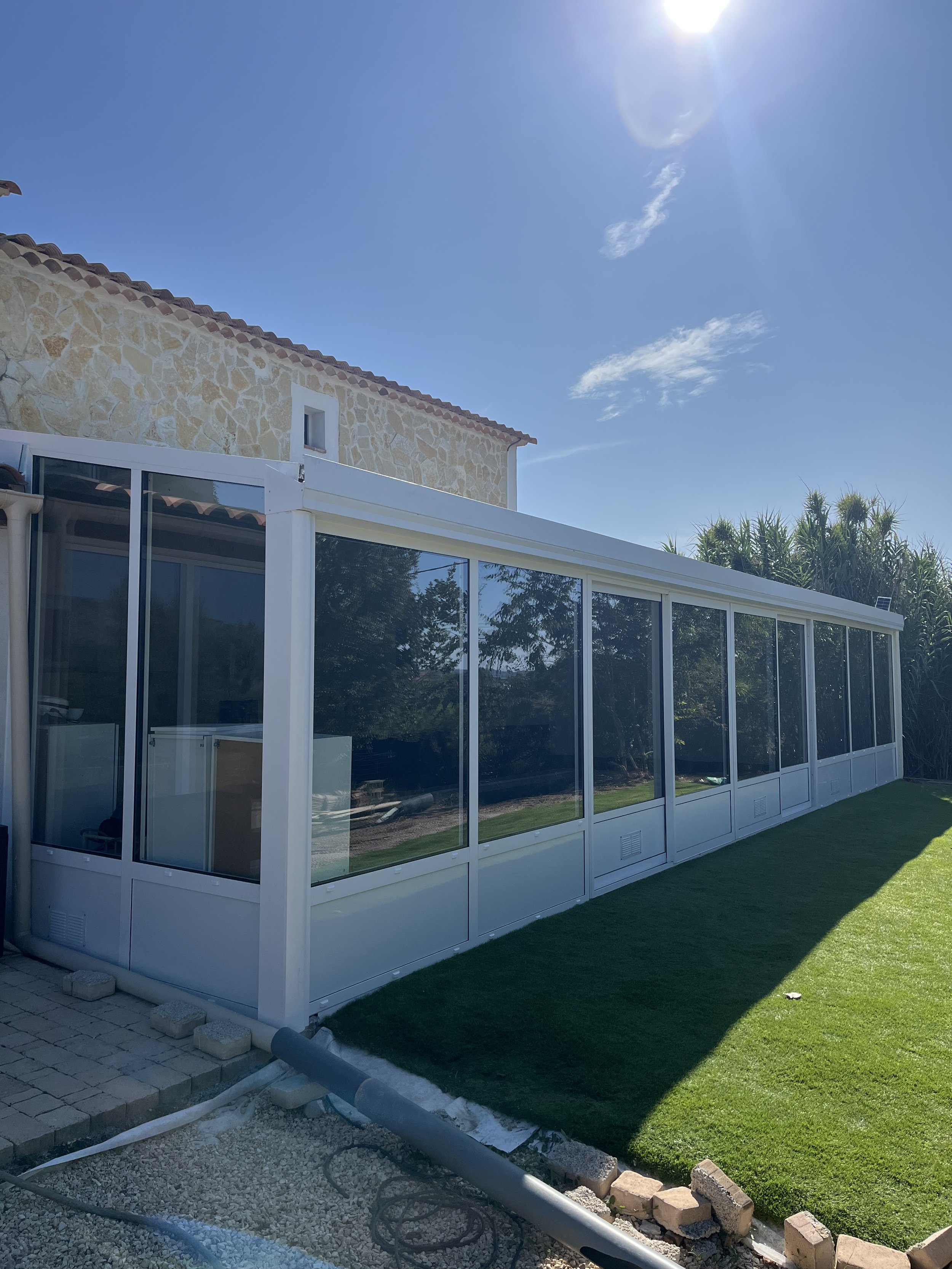 Véranda Alu blanche Trets façade.jpeg
