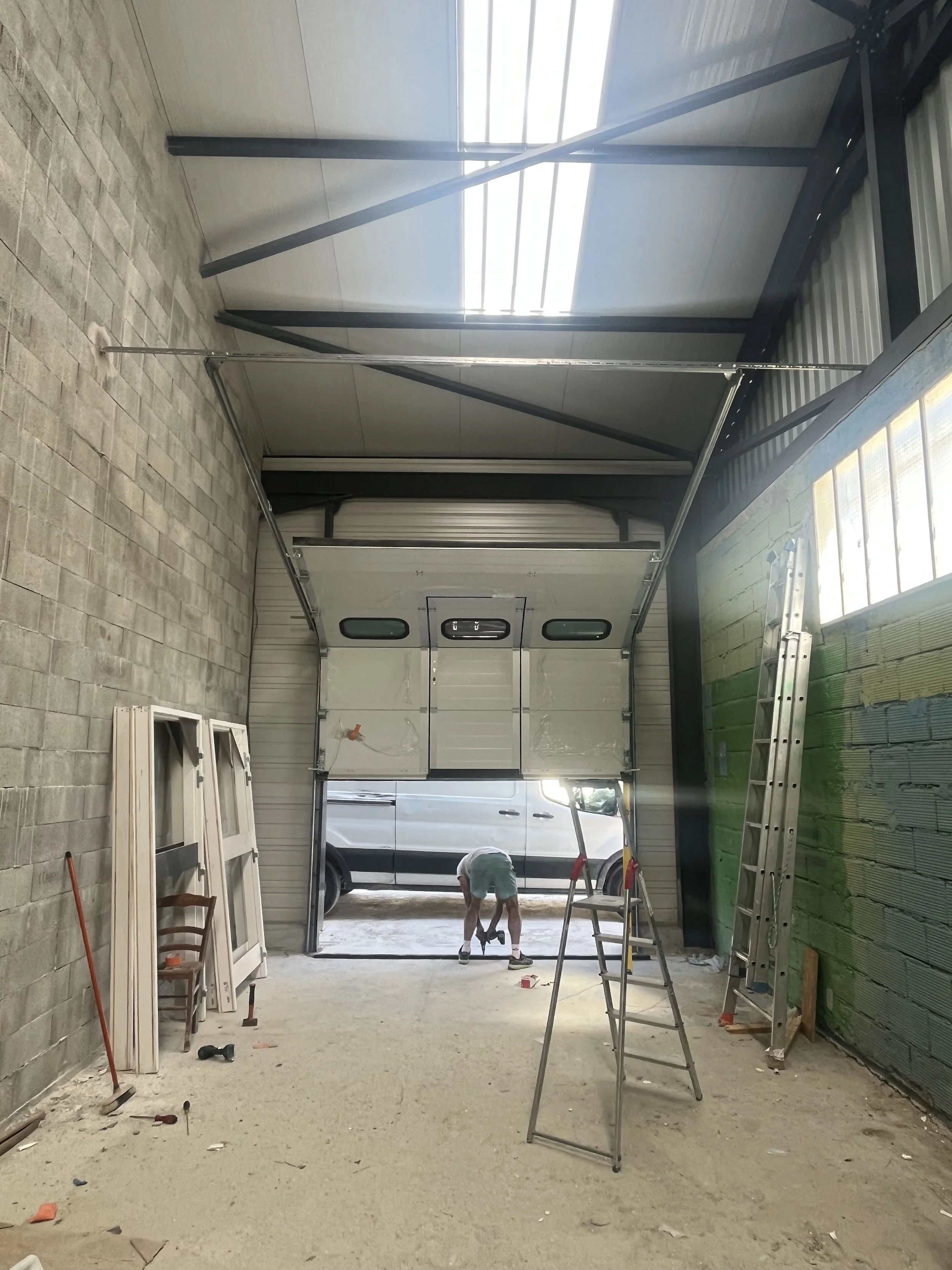Pose porte de garage sectionnelle avec hublots et porte grise et blanche Châteauneuf-les-Martigues.jpeg