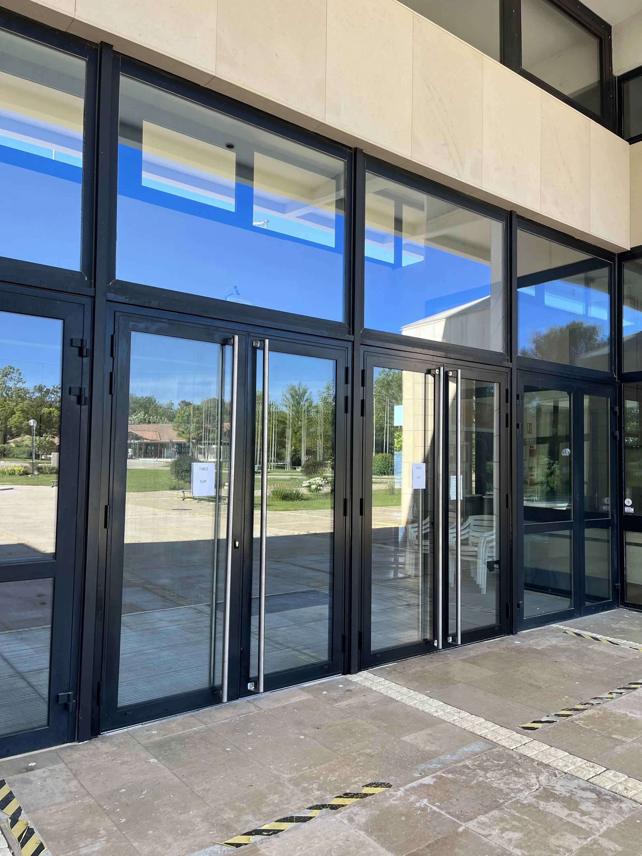 Portes d'entrées Alu avec baies vitrées noir à Trets