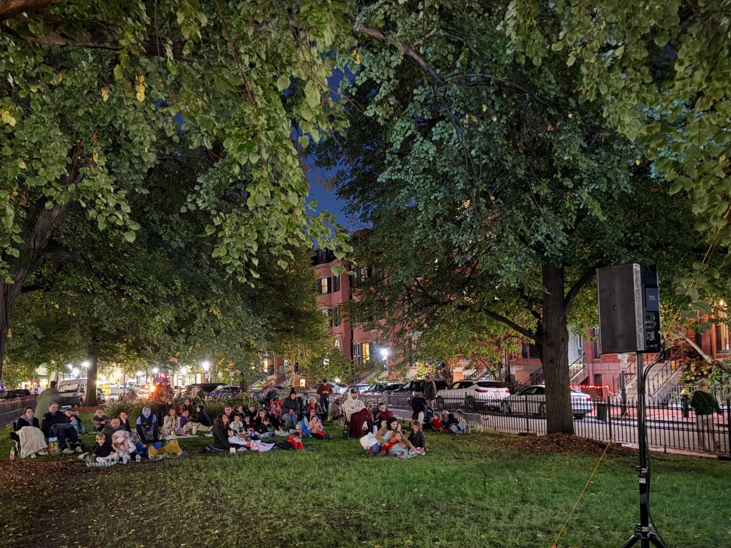 What a wonderful Movie Night in Union Park!

Thank you to our sponsor @andyvenez of @andrewrealty Thanks as well to @brick.street.bagels for donating free bagels to the evening, and @madeleinescandyshop for creating the free candy bags that @andrewre