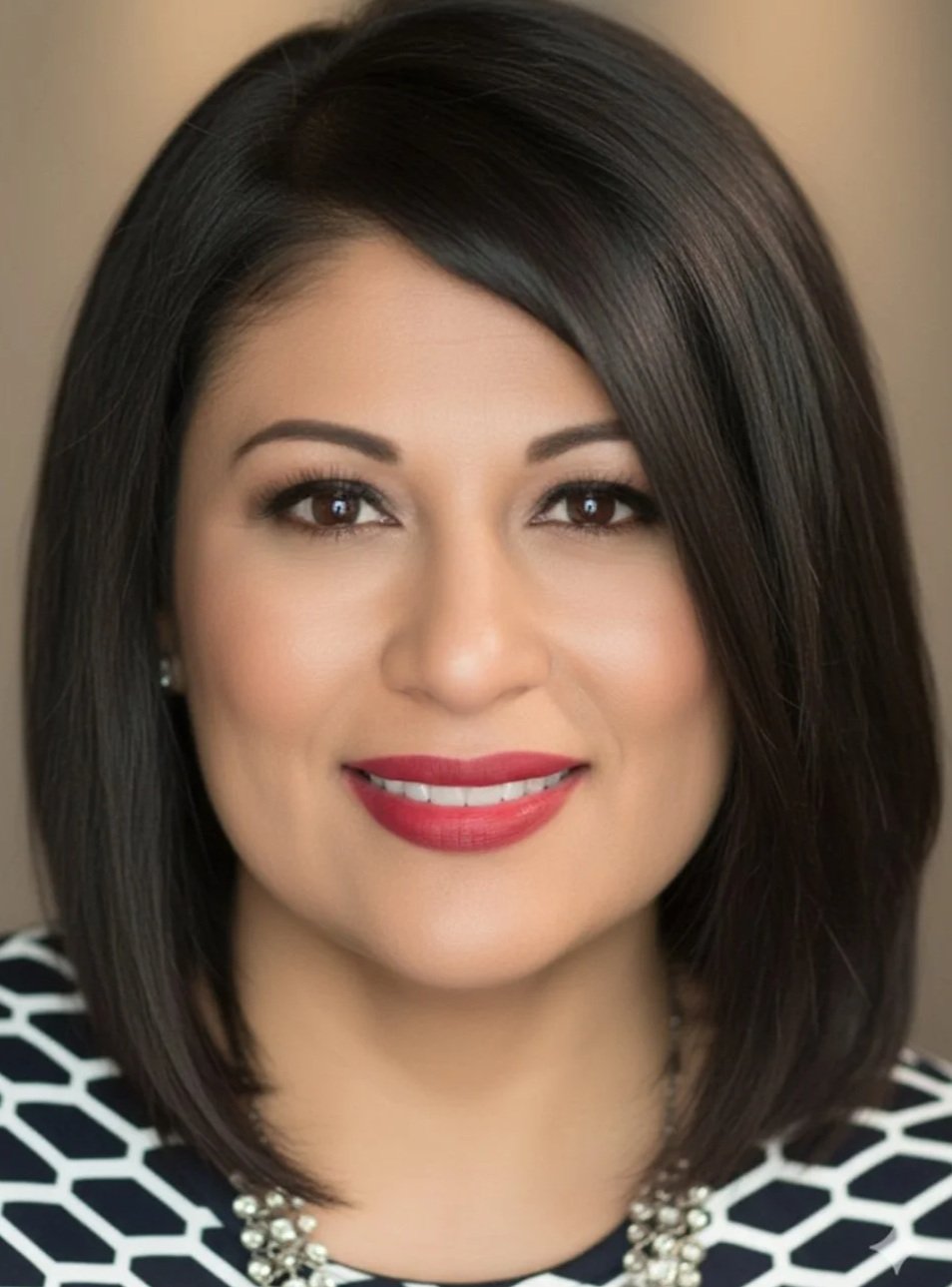 Leti's headshot