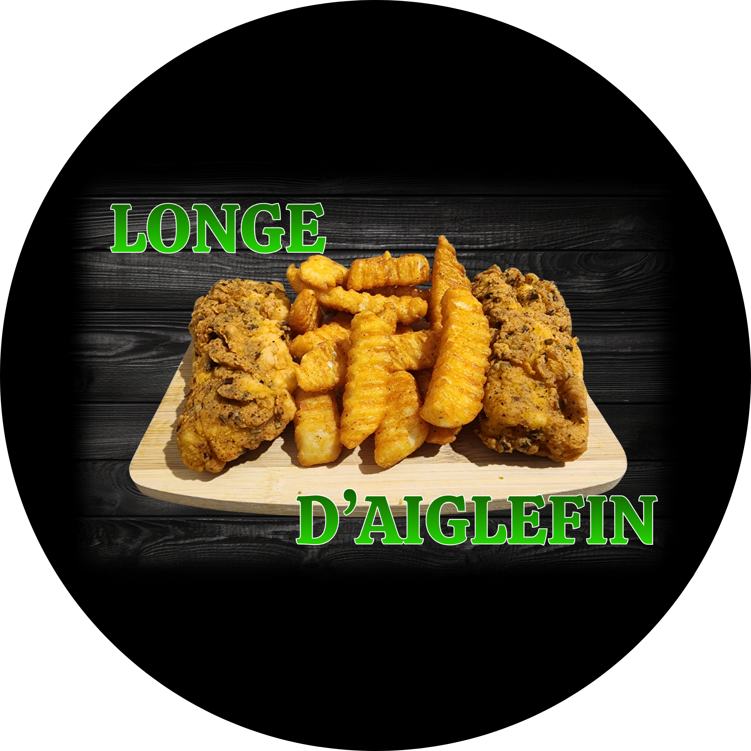 Assiette d'aiglefin frit 'MISTRAL', avec deux morceaux de longes d'aiglefin frit, des frites ondulées, sur un plateau en bambou, un fond en bois noir.