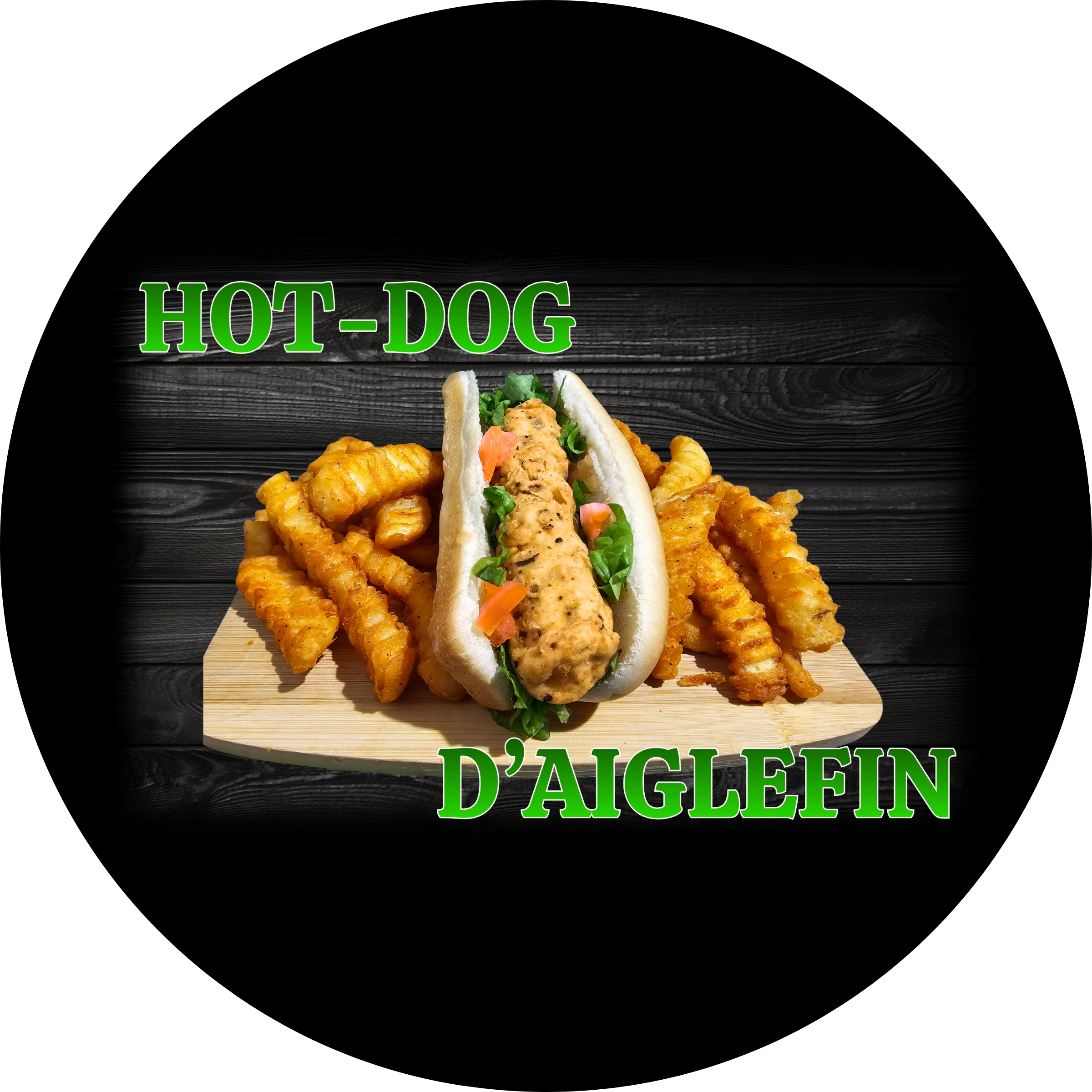 Un hot-dog avec une longe d'aiglefin, de la laitue et des tomates, accompagné de frites croustillantes sur une planche en bois, avec le texte en vert "HOT-DOG D'AIGLEFIN".